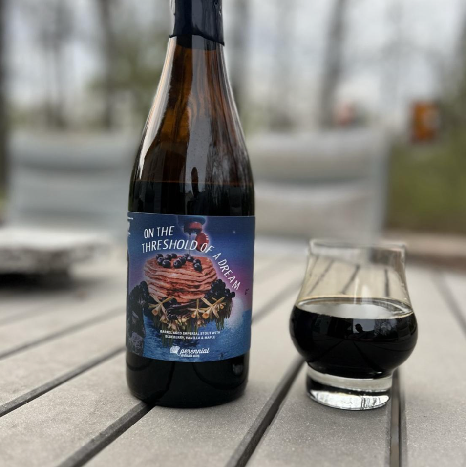 Perennial Artisan Ales – On The Threshold Of A Dream (2025)

ABV: 13,5 % | Stil: Stout – Imperial / Double Pastry (Barrel Aged) | Untappd: 4,32

En collaboration med Moksa Brewing og en tung, dessertdrevet barrel aged stout. Brygget til at smage som blåbærpandekager med chokolade og det er ret spot on.