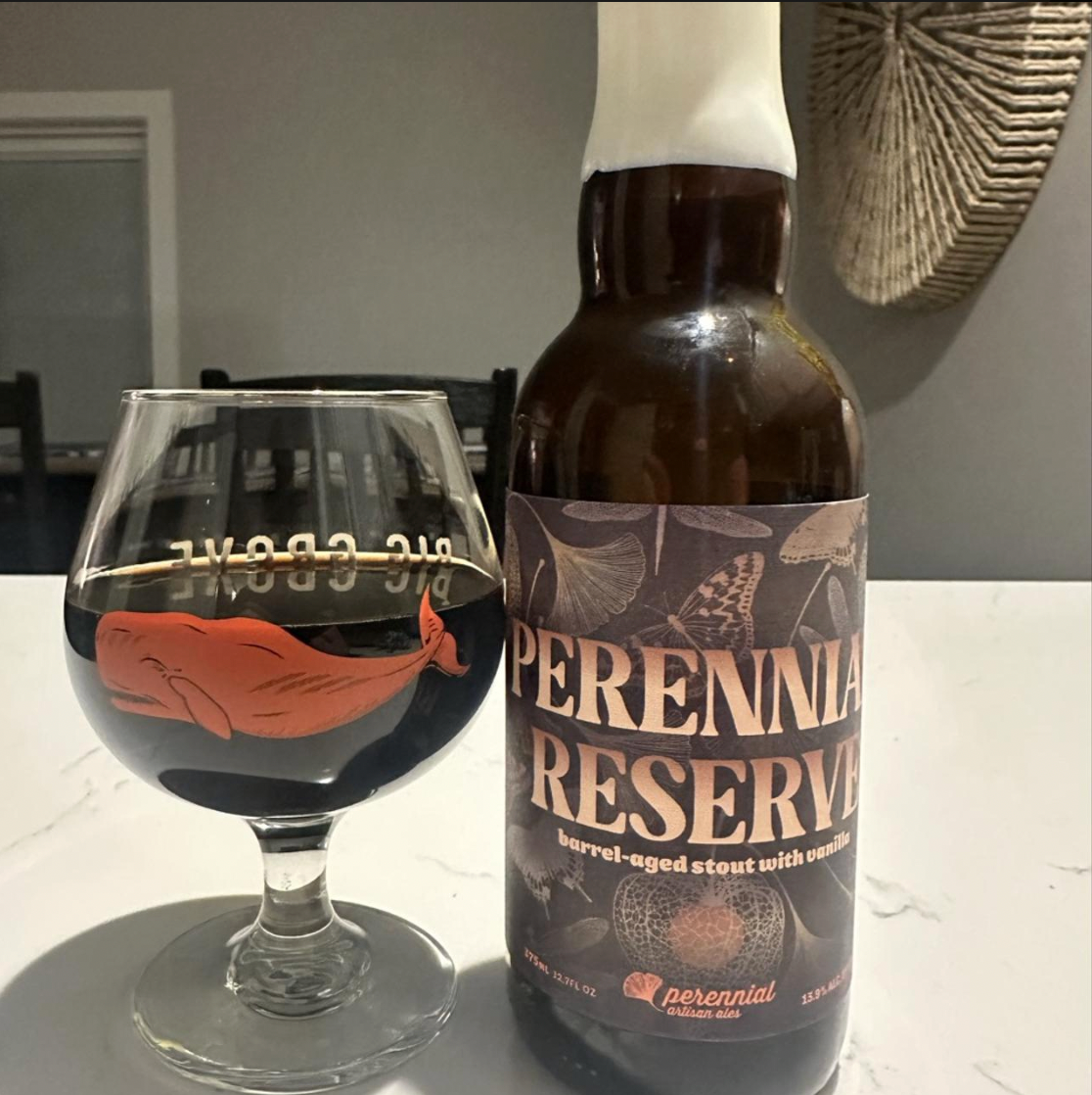 Perennial Artisan Ales – Reserve (2026 Blend #1)

ABV: 13,9 % | Stil: Imperial / Double Pastry Stout – Bourbon Barrel Aged | Untappd: 4,53

Reserve (2026 Blend #1) er en eksklusiv og usædvanligt langtidlagret Imperial Pastry Stout fra amerikanske Perennial Artisan Ales i St. Louis, Missouri. Bryggeriet er særligt anerkendt for sine kraftige og komplekse mørke øl, og med Reserve-serien er ambitionen at skabe noget helt særligt gennem nøje udvalgte fade, langvarig modning og en intens smagsprofil.

Denne 2026