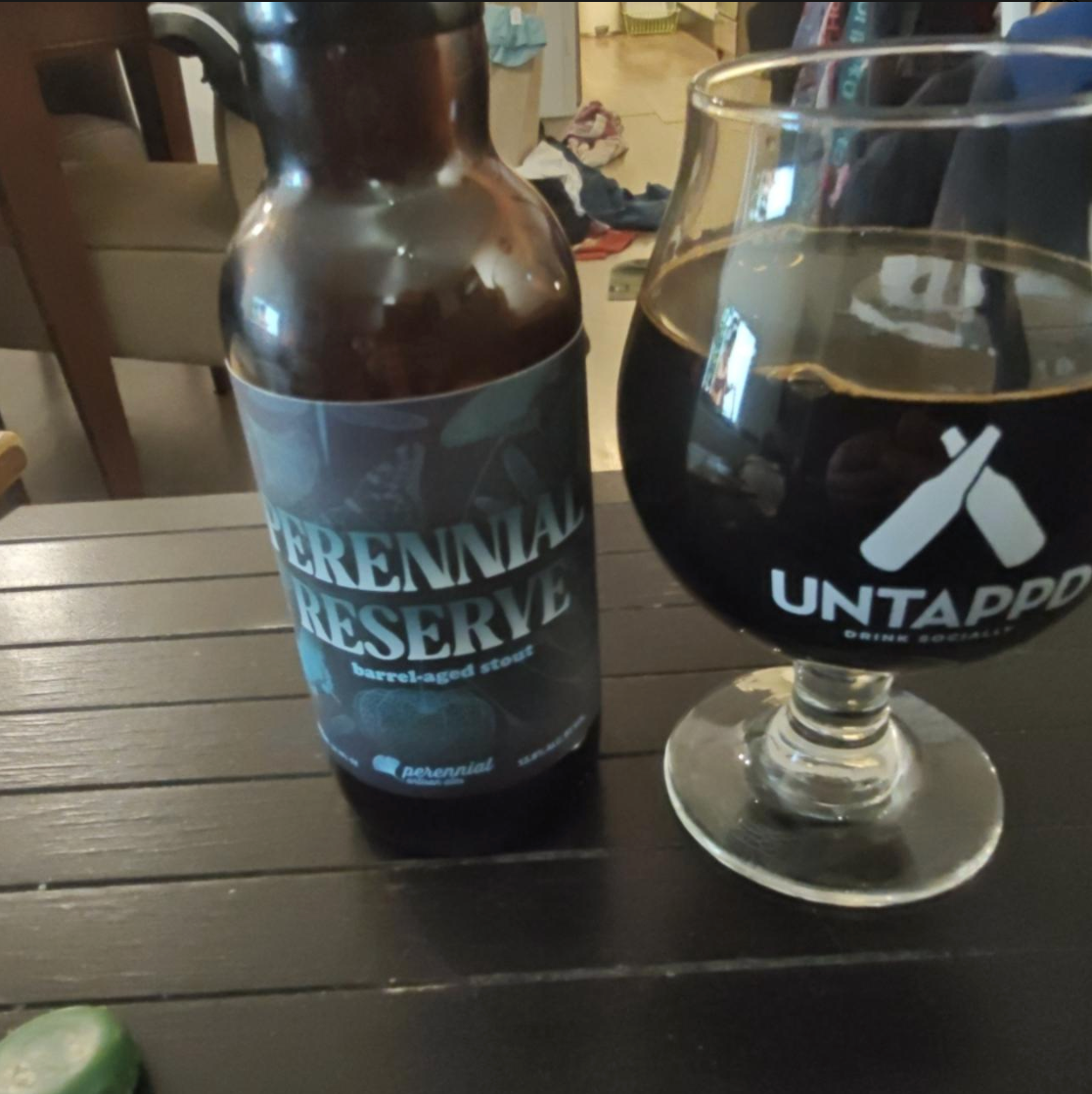 Perennial Artisan Ales – Reserve (2026 Blend #2)

ABV: 13,8 % | Stil: Imperial / Double Stout – Rye Barrel Aged | Untappd: 4,57

Reserve (2026 Blend #2) er en ekstraordinær og langtidlagret Imperial Stout fra amerikanske Perennial Artisan Ales i St. Louis, Missouri. Bryggeriet har gennem årene opbygget et imponerende ry for sine kraftige og komplekse mørke øl, og Reserve-serien er blandt deres mest eksklusive udgivelser.

Denne anden udgave af Reserve 2026 har tilbragt hele 41 måneder på fade fra Reclamatio
