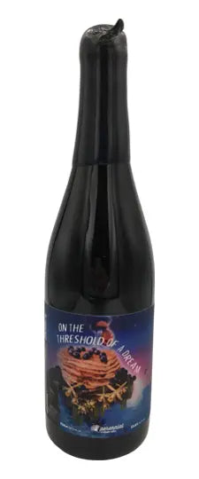 Perennial Artisan Ales x Moksa Brewing Co. – On The Threshold Of A Dream (2026)

ABV: 13,5 % | Stil: Barrel Aged Imperial Stout | Untappd: 4,54

Et samarbejde mellem Perennial Artisan Ales og Moksa Brewing Co. On The Threshold Of A Dream er en massiv barrel aged imperial stout skabt af to af USA's mest anerkendte stout-bryggerier. Resultatet er en dyb og kompleks øl med lag af bourbon, chokolade, vanilje og mørke frugter, som smelter sammen i en imponerende helstøbt oplevelse.