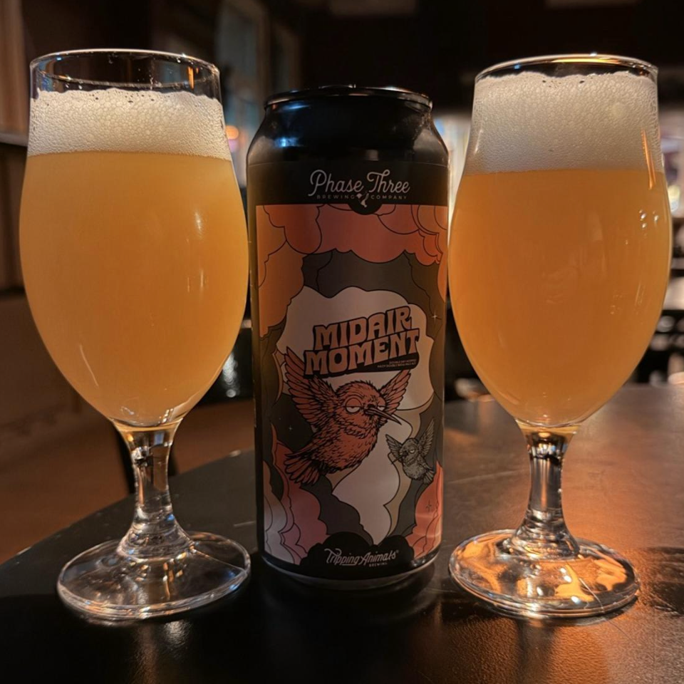 Phase Three Brewing x Tripping Animals Brewing Co. – Midair Moment

ABV: 7,8 % | Stil: Double New England IPA | Untappd: 4,01

Midair Moment er et samarbejde mellem Phase Three og Tripping Animals, hvor målet har været at skabe en DIPA med maksimal saftighed og moderne humlekarakter. Krush, Dolcita og Zuma-humlerne leverer lag på lag af tropisk frugt, mens den bløde maltbase giver øllen en næsten skyagtig mundfølelse.