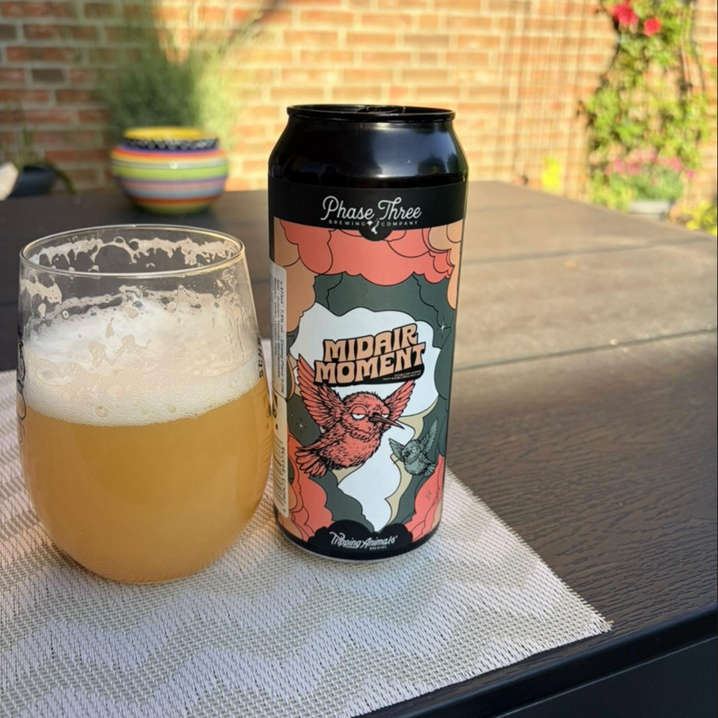 Phase Three Brewing x Tripping Animals Brewing Co. – Midair Moment

ABV: 7,8 % | Stil: Double New England IPA | Untappd: 4,01

Midair Moment er et samarbejde mellem Phase Three og Tripping Animals, hvor målet har været at skabe en DIPA med maksimal saftighed og moderne humlekarakter. Krush, Dolcita og Zuma-humlerne leverer lag på lag af tropisk frugt, mens den bløde maltbase giver øllen en næsten skyagtig mundfølelse.