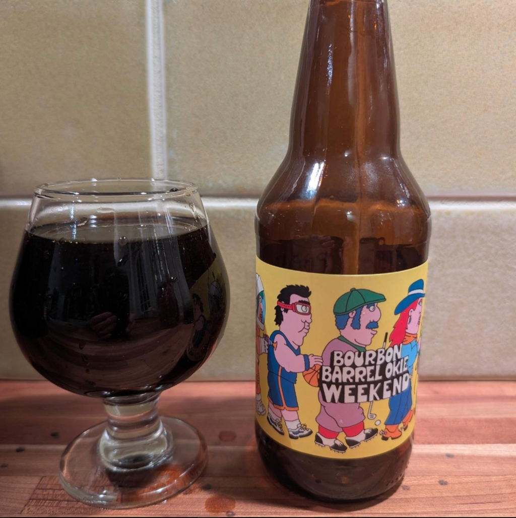 Prairie Artisan Ales – Bourbon Barrel Okie Weekend (2025)
ABV: 14,6 % | Stil: Bourbon Barrel Aged Imperial Stout | Untappd: 4,43

En massiv og dessertagtig barrel-aged stout fra Prairie. Øllen er lagret på bourbonfade og blendet med en imperial brown ale, hvorefter den er tilsat kokos, vanilje, cacao nibs og marshmallow. Resultatet er en dyb, kompleks og fyldig stout med tydelig fadkarakter og masser af søde dessertnoter.