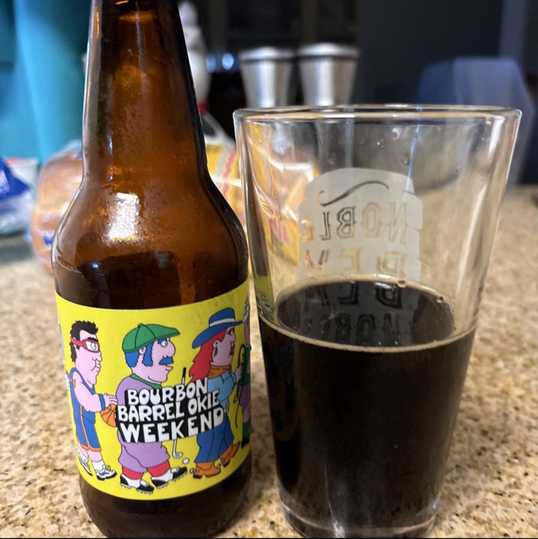 Prairie Artisan Ales – Bourbon Barrel Okie Weekend (2025)
ABV: 14,6 % | Stil: Bourbon Barrel Aged Imperial Stout | Untappd: 4,43

En massiv og dessertagtig barrel-aged stout fra Prairie. Øllen er lagret på bourbonfade og blendet med en imperial brown ale, hvorefter den er tilsat kokos, vanilje, cacao nibs og marshmallow. Resultatet er en dyb, kompleks og fyldig stout med tydelig fadkarakter og masser af søde dessertnoter.