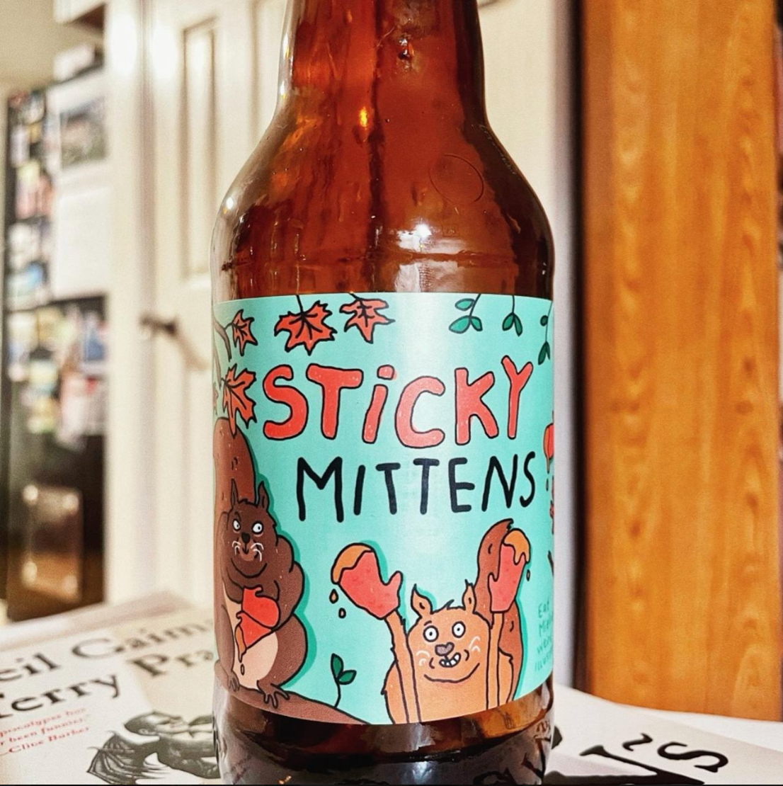 Prairie Artisan Ales – Sticky Mittens
ABV: 13,0 % | Stil: Bourbon Barrel Aged Imperial Pastry Stout | Untappd: 4,31

En tung og dessertagtig barrel-aged stout fra Prairie. Øllen er lagret på bourbonfade og brygget med kanel samt maple-ristede pecannødder, hvilket giver en varm, krydret og nøddeagtig stout med tydelig fadkarakter.