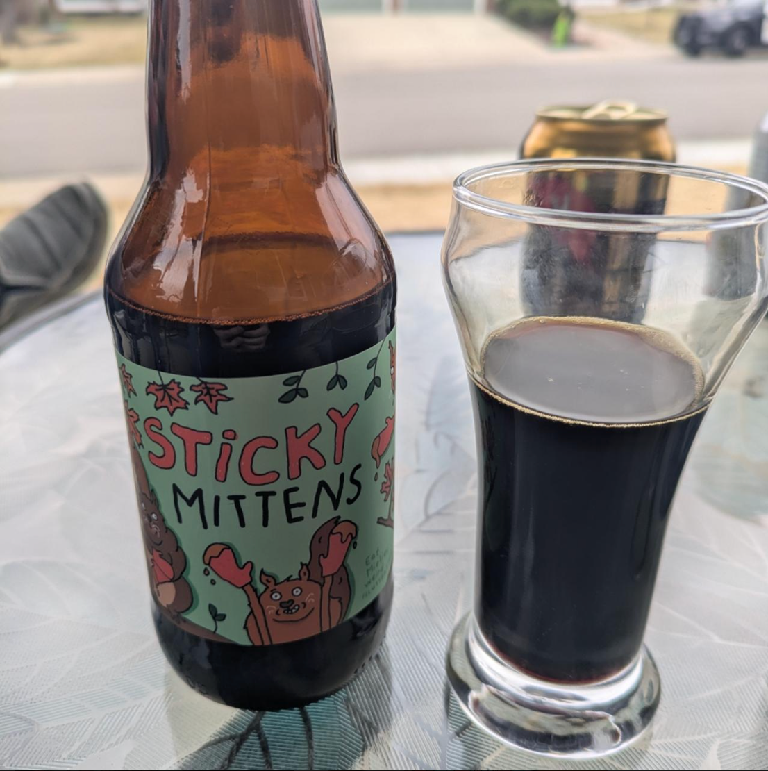 Prairie Artisan Ales – Sticky Mittens
ABV: 13,0 % | Stil: Bourbon Barrel Aged Imperial Pastry Stout | Untappd: 4,31

En tung og dessertagtig barrel-aged stout fra Prairie. Øllen er lagret på bourbonfade og brygget med kanel samt maple-ristede pecannødder, hvilket giver en varm, krydret og nøddeagtig stout med tydelig fadkarakter.