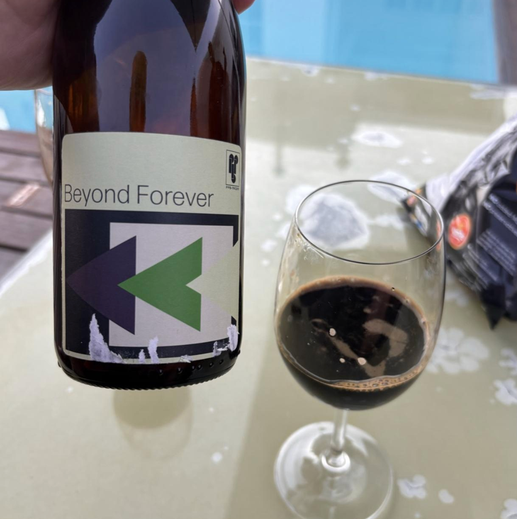 Private Press Brewing – Beyond Forever (Batch 6)

ABV: 13,6 % | Stil: Imperial / Double Stout | Untappd: 4,56

Beyond Forever Batch 6 er en stor og eksklusiv fadlagret Imperial Stout fra Private Press, hvor kombinationen af rye whiskey-fade og vanilje får lov til at sætte retningen. Resultatet er en mørk, koncentreret stout med masser af chokolade, vanilje, egetræ og den krydrede varme, som rye-fadene bidrager med.