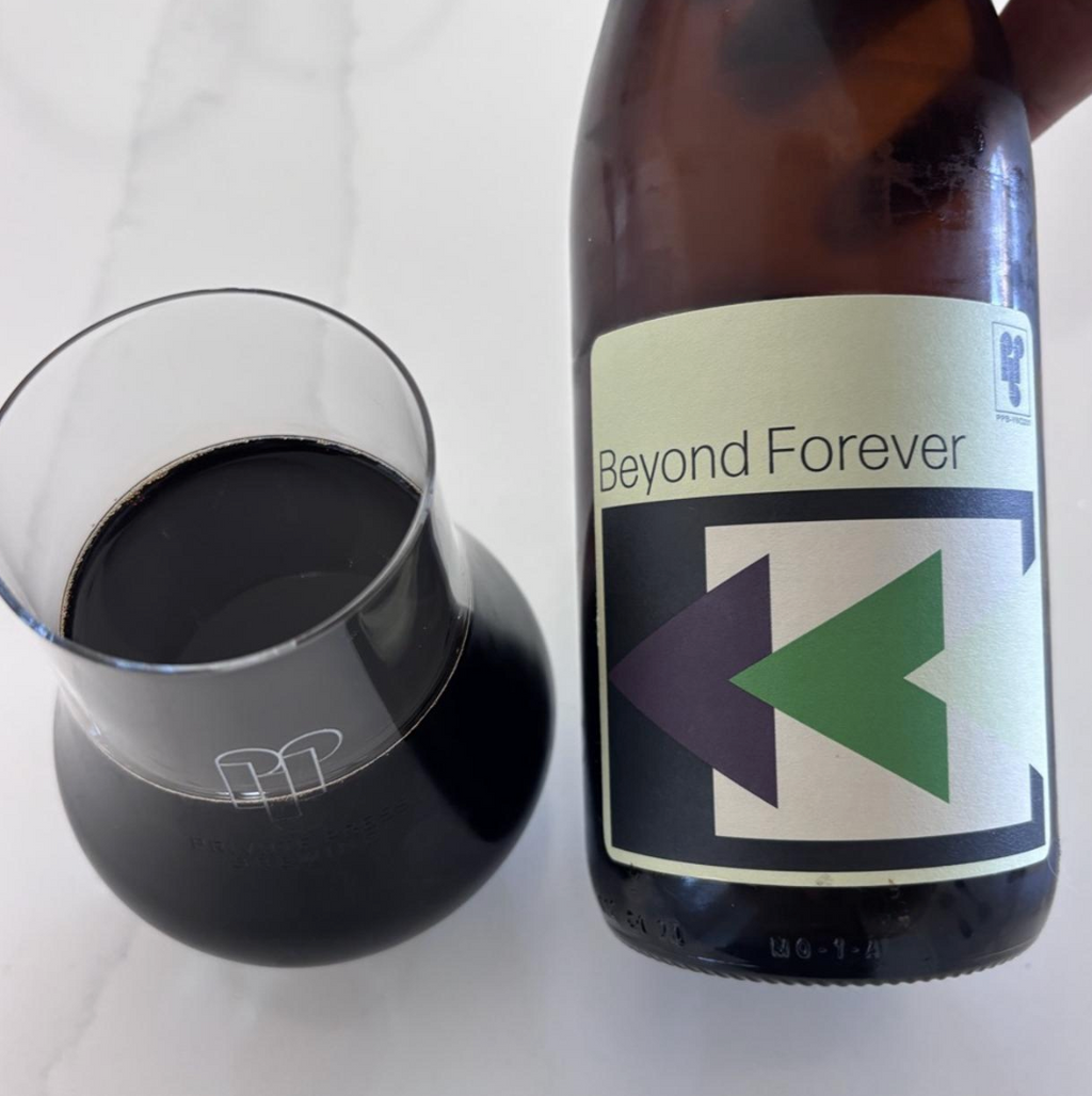 Private Press Brewing – Beyond Forever (Batch 6)

ABV: 13,6 % | Stil: Imperial / Double Stout | Untappd: 4,56

Beyond Forever Batch 6 er en stor og eksklusiv fadlagret Imperial Stout fra Private Press, hvor kombinationen af rye whiskey-fade og vanilje får lov til at sætte retningen. Resultatet er en mørk, koncentreret stout med masser af chokolade, vanilje, egetræ og den krydrede varme, som rye-fadene bidrager med.