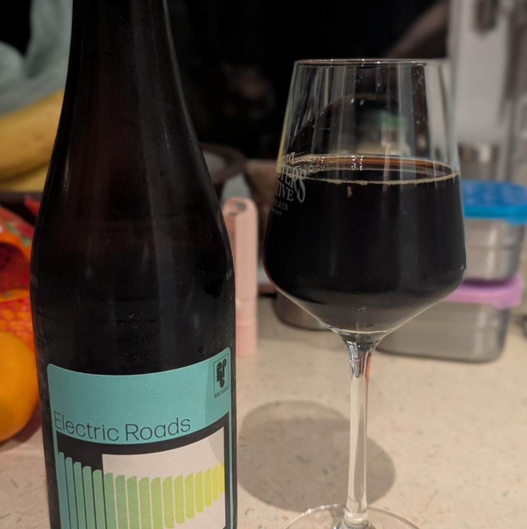 Private Press Brewing – Electric Roads Batch 5
ABV: 16,7 % | Untappd: 4,54

Electric Roads Batch 5 er en robust og kompleks barleywine-oplevelse, hvor intens maltfylde, dyb frugt og varme fra fadlagring går hånd i hånd for at skabe en smagsprofil af stor karakter.