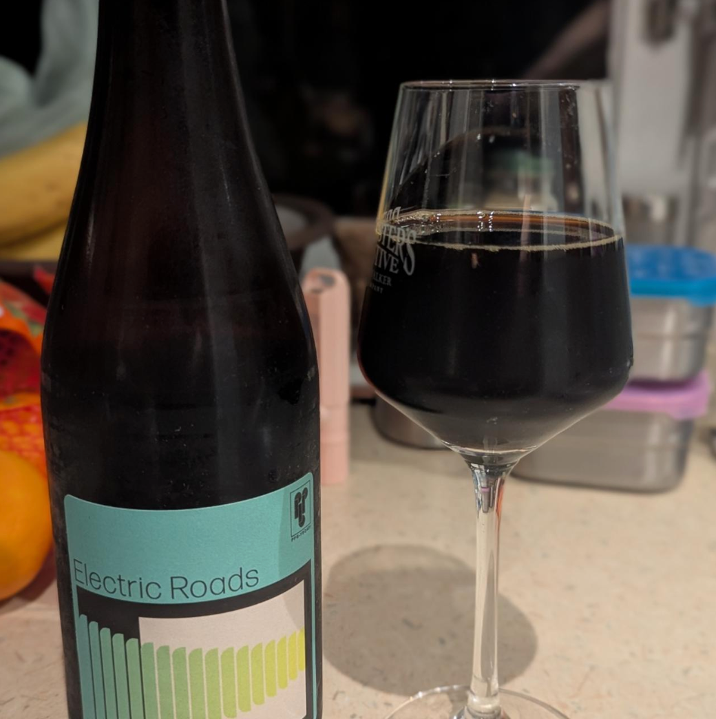 Private Press Brewing – Electric Roads Batch 5
ABV: 16,7 % | Untappd: 4,54

Electric Roads Batch 5 er en robust og kompleks barleywine-oplevelse, hvor intens maltfylde, dyb frugt og varme fra fadlagring går hånd i hånd for at skabe en smagsprofil af stor karakter.
