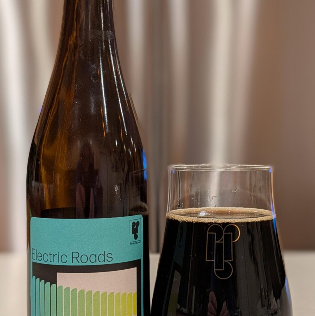 Private Press Brewing – Electric Roads Batch 5
ABV: 16,7 % | Untappd: 4,54

Electric Roads Batch 5 er en robust og kompleks barleywine-oplevelse, hvor intens maltfylde, dyb frugt og varme fra fadlagring går hånd i hånd for at skabe en smagsprofil af stor karakter.