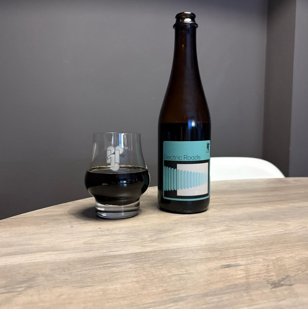 Private Press Brewing – Electric Roads (Batch 6)

ABV: 18,3 % | Stil: English Barleywine | Untappd: 4,46

Electric Roads Batch 6 er en voldsom double barrel-aged English Barleywine fra californiske Private Press. Med hele 18,3 % er vi i den helt tunge ende, hvor koncentreret malt, mørk frugt og fadpræg smelter sammen i en intens øl, der er skabt til at blive drukket langsomt.