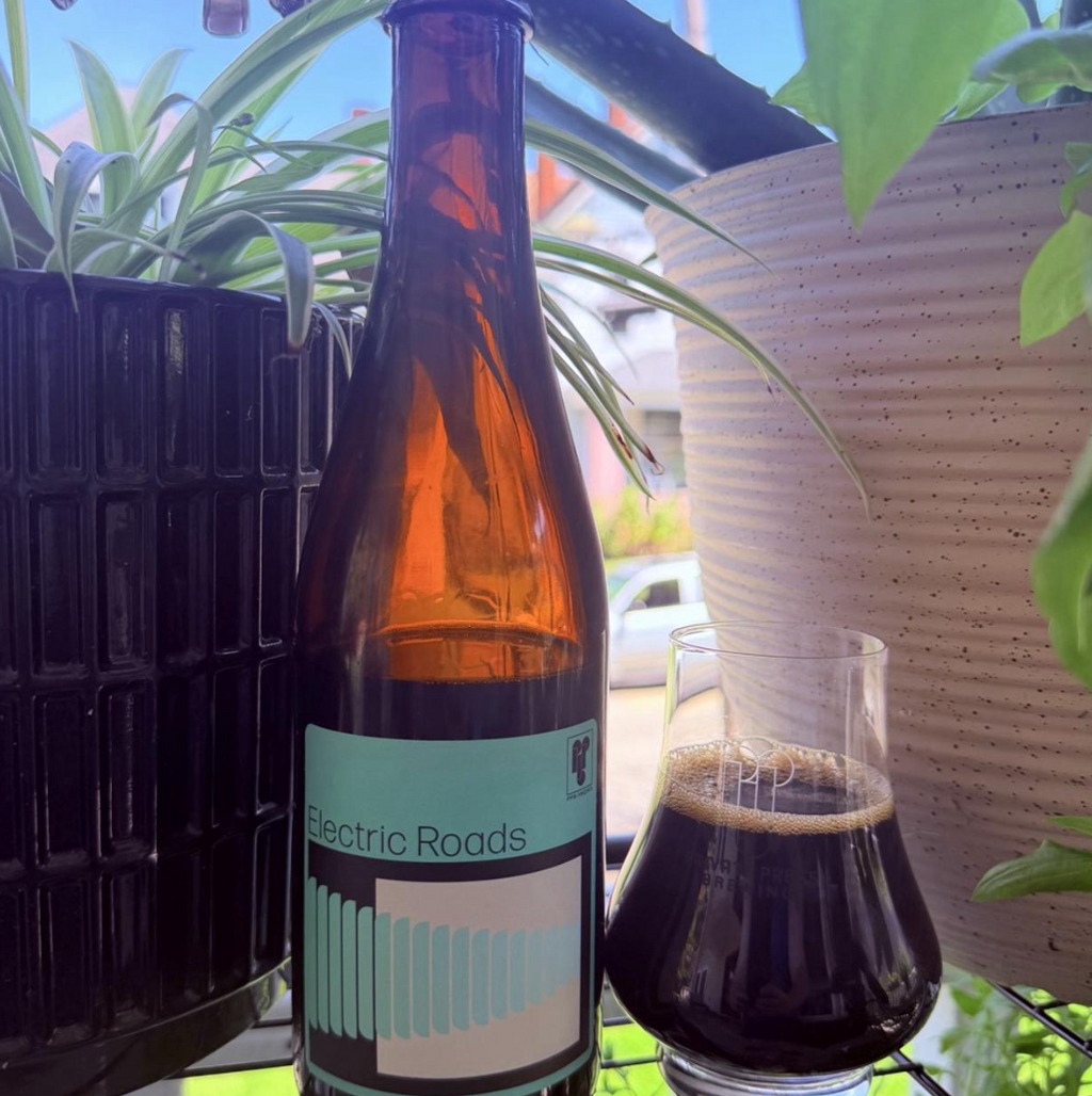Private Press Brewing – Electric Roads (Batch 6)

ABV: 18,3 % | Stil: English Barleywine | Untappd: 4,46

Electric Roads Batch 6 er en voldsom double barrel-aged English Barleywine fra californiske Private Press. Med hele 18,3 % er vi i den helt tunge ende, hvor koncentreret malt, mørk frugt og fadpræg smelter sammen i en intens øl, der er skabt til at blive drukket langsomt.