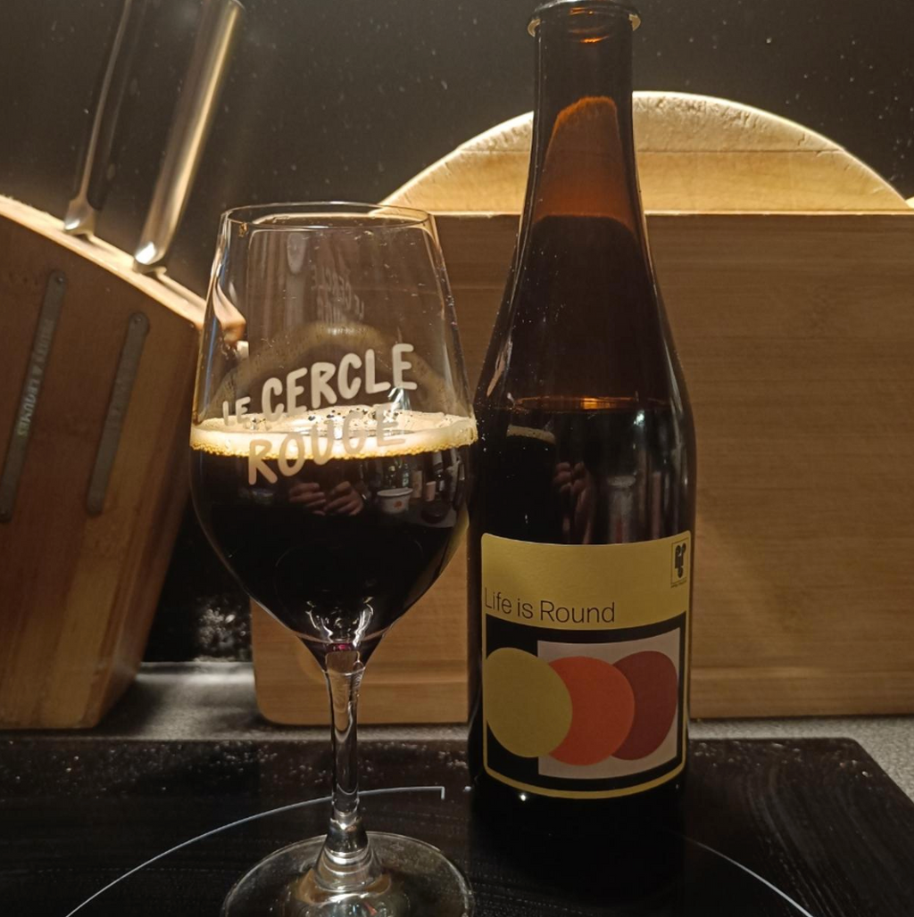Private Press Brewing – Life Is Round (Batch 6)

ABV: 14,8 % | Stil: English Barleywine | Untappd: 4,47

Life Is Round Batch 6 er en stor og kompleks fadlagret English Barleywine fra Private Press. Her er det den dybe maltkarakter, mørke frugtnoter og fadlagringen, der får hovedrollen i en intens Barleywine med imponerende 4,47 på Untappd.
