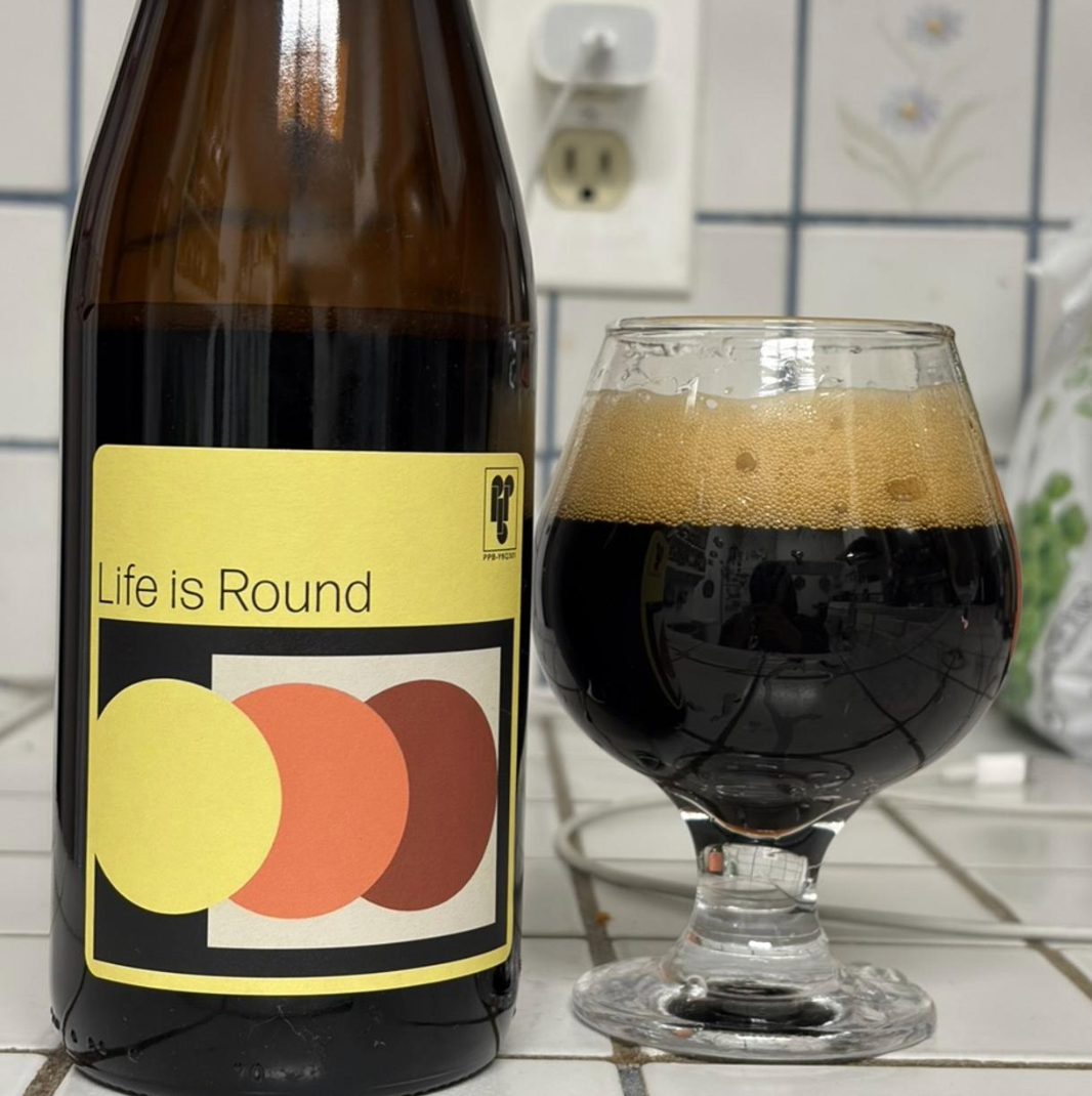 Private Press Brewing – Life Is Round (Batch 6)

ABV: 14,8 % | Stil: English Barleywine | Untappd: 4,47

Life Is Round Batch 6 er en stor og kompleks fadlagret English Barleywine fra Private Press. Her er det den dybe maltkarakter, mørke frugtnoter og fadlagringen, der får hovedrollen i en intens Barleywine med imponerende 4,47 på Untappd.