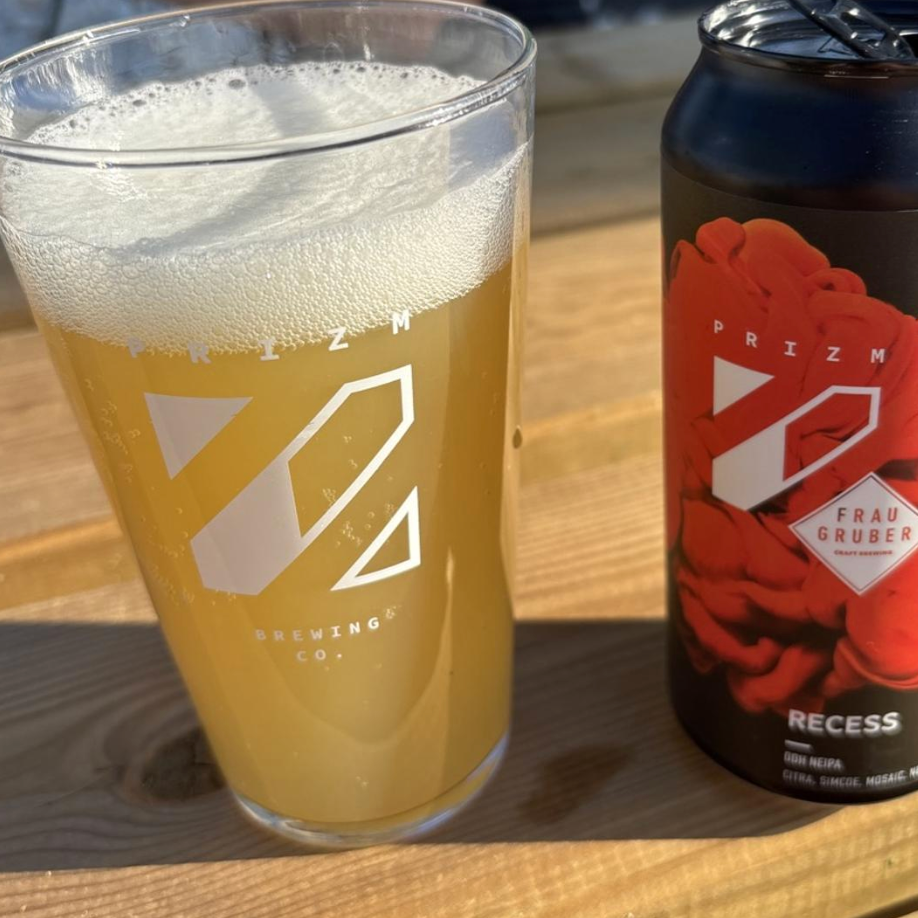 Prizm Brewing Co. x FrauGruber Brewing – Recess

ABV: 6 % | Stil: New England IPA | Untappd: 3,88

Recess er et jubilæumssamarbejde mellem Prizm Brewing og tyske FrauGruber Brewing – bryggeriet, som var med til at give Prizm en af deres allerførste brygdage tilbage i 2020. Seks år senere er de tilbage med en moderne DDH New England IPA, humlet med Citra (T90 & HyperBoost), Mosaic, Nelson Sauvin og Simcoe. Resultatet er en frisk, saftig og ekstremt letdrikkelig hazy IPA.