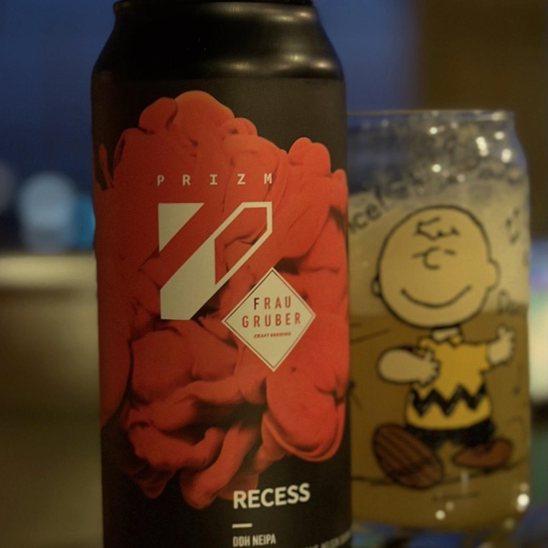 Prizm Brewing Co. x FrauGruber Brewing – Recess

ABV: 6 % | Stil: New England IPA | Untappd: 3,88

Recess er et jubilæumssamarbejde mellem Prizm Brewing og tyske FrauGruber Brewing – bryggeriet, som var med til at give Prizm en af deres allerførste brygdage tilbage i 2020. Seks år senere er de tilbage med en moderne DDH New England IPA, humlet med Citra (T90 & HyperBoost), Mosaic, Nelson Sauvin og Simcoe. Resultatet er en frisk, saftig og ekstremt letdrikkelig hazy IPA.