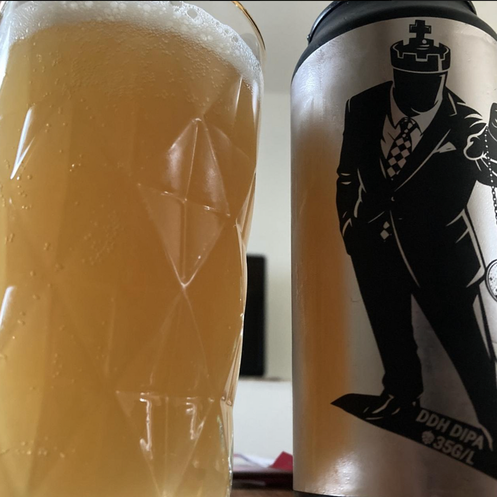 Prizm Brewing Co. x Messorem – Cheating Death

ABV: 8 % | Stil: Double New England IPA | Untappd: 4,05

Cheating Death er et samarbejde mellem franske Prizm Brewing og canadiske Messorem. to bryggerier, der begge mestrer den moderne hazy IPA. Denne DDH DIPA er humlet med Motueka, Citra og Riwaka, hvilket resulterer i en silkeblød humlebombe med masser af tropisk frugt, citrus og New Zealand-karakter.