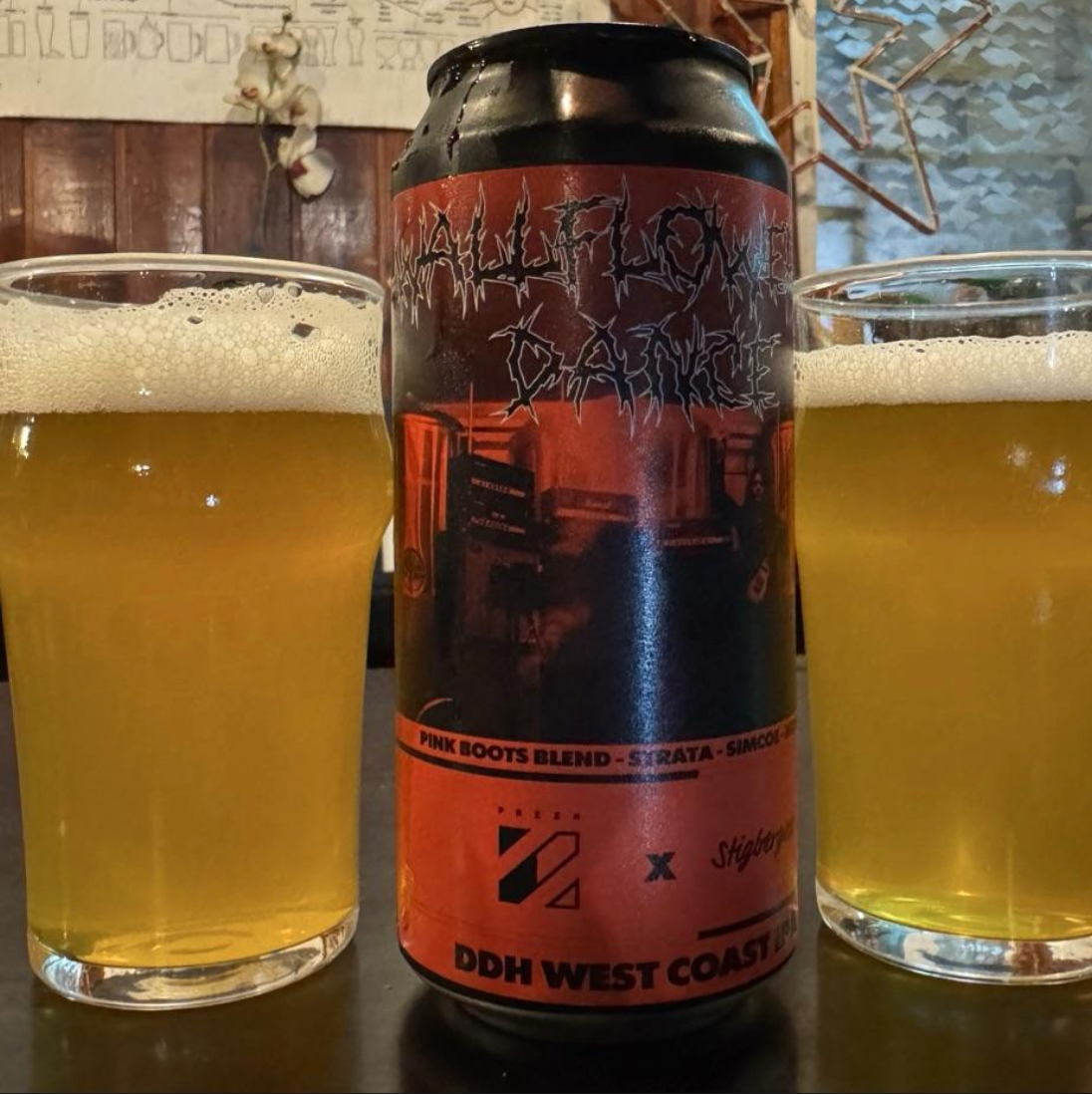 Prizm Brewing Co. x Stigbergets – Wallflower's Dance

ABV: 7 % | Stil: West Coast IPA | Untappd: 3,77

Wallflower's Dance er et samarbejde mellem franske Prizm Brewing og svenske Stigbergets. Her går de klassisk West Coast hele vejen med en tør, sprød og humledrevet IPA, der er dobbelttørhumlet med Pink Boots Blend, Strata, Simcoe og Mosaic. Resultatet er en moderne West Coast IPA med masser af aroma, tydelig bitterhed og en ren afslutning.