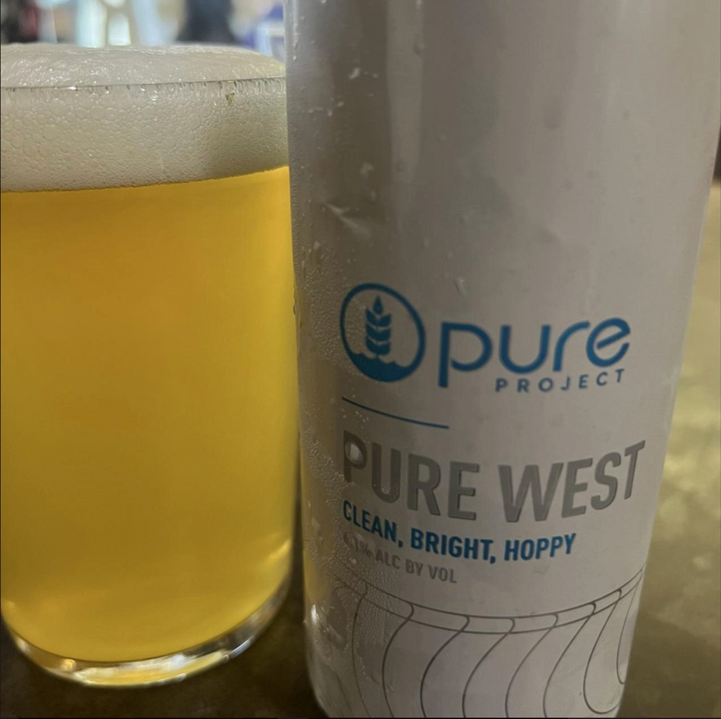 Pure Project Brewing – Pure West

ABV: 6,3 % | Stil: West Coast IPA | Untappd: 3,92

Pure West er Pure Projects hyldest til den klassiske vestkyststil. Her er der ingen haze og ingen juice-bombe – i stedet får man en sprød, humledrevet IPA med frisk citrus, fyrretræ og en tør afslutning, som inviterer til næste tår.