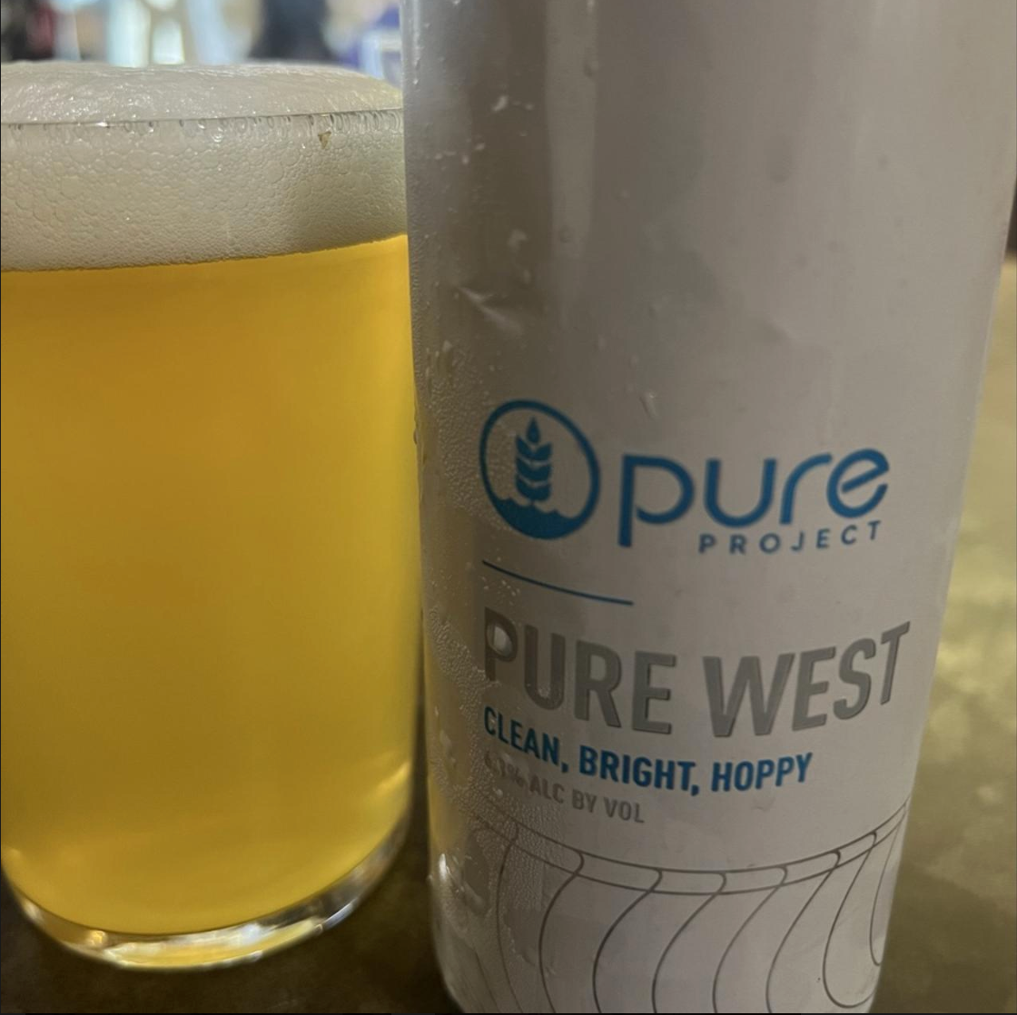 Pure Project Brewing – Pure West

ABV: 6,3 % | Stil: West Coast IPA | Untappd: 3,92

Pure West er Pure Projects hyldest til den klassiske vestkyststil. Her er der ingen haze og ingen juice-bombe – i stedet får man en sprød, humledrevet IPA med frisk citrus, fyrretræ og en tør afslutning, som inviterer til næste tår.