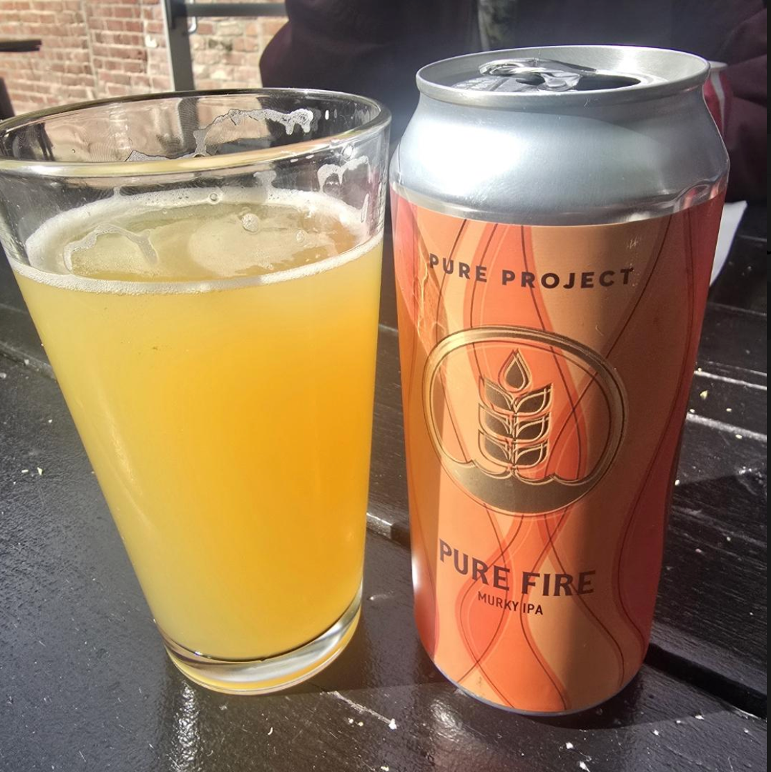 Pure Project Brewing x Firestone Walker Brewing Company – Pure Fire

ABV: 6,9 % | Stil: New England / Hazy IPA | Untappd: 4,04

Et samarbejde mellem Pure Project og Firestone Walker, hvor to af Californiens mest anerkendte bryggerier har skabt en moderne og humledrevet Hazy IPA. Pure Fire leverer masser af frisk citrus, tropisk frugt og en blød mundfølelse uden at blive tung eller overvældende.