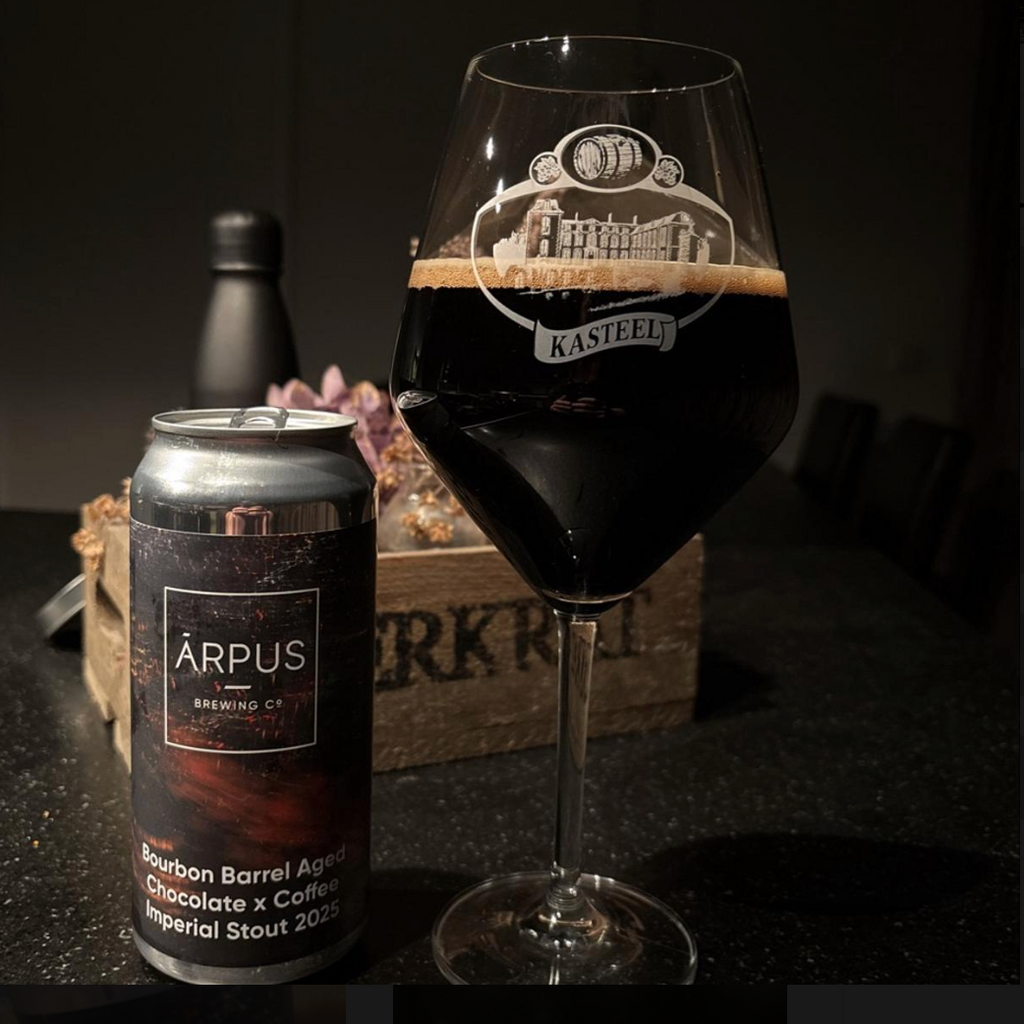 ÄRPUS Brewing Co – Bourbon Barrel-Aged Chocolate and Coffee Imperial Stout (2025)
ABV: 12,0 % | Stil: Barrel-Aged Imperial Stout | Untappd: 4,23

En massiv og elegant barrel-aged imperial stout, hvor dyb chokolade og fyldig kaffe kombineres med varme bourbonfade for en kompleks, dessertagtig og velafbalanceret oplevelse.