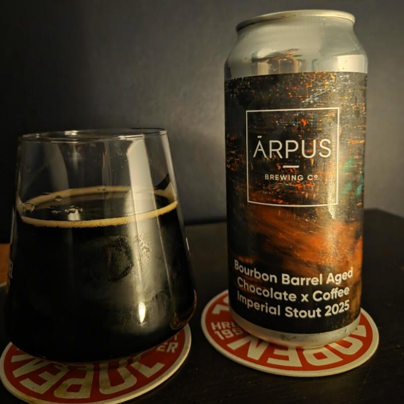 ÄRPUS Brewing Co – Bourbon Barrel-Aged Chocolate and Coffee Imperial Stout (2025)
ABV: 12,0 % | Stil: Barrel-Aged Imperial Stout | Untappd: 4,23

En massiv og elegant barrel-aged imperial stout, hvor dyb chokolade og fyldig kaffe kombineres med varme bourbonfade for en kompleks, dessertagtig og velafbalanceret oplevelse.
