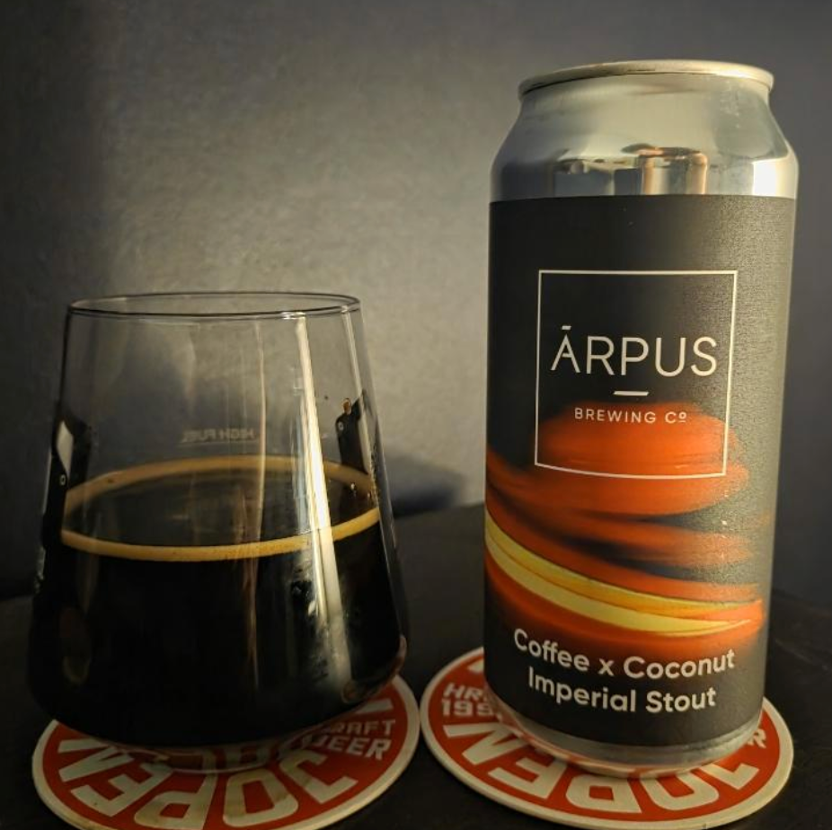 ÄRPUS Brewing Co – Coffee x Coconut Imperial Stout
ABV: 11,0 % | Stil: Imperial stout | Untappd: 4,1

En intens og aromatisk imperial stout med masser af dybde, hvor kaffe og kokos balancerer sødme, bitterhed og fylde til en stor og rund smagsoplevelse.