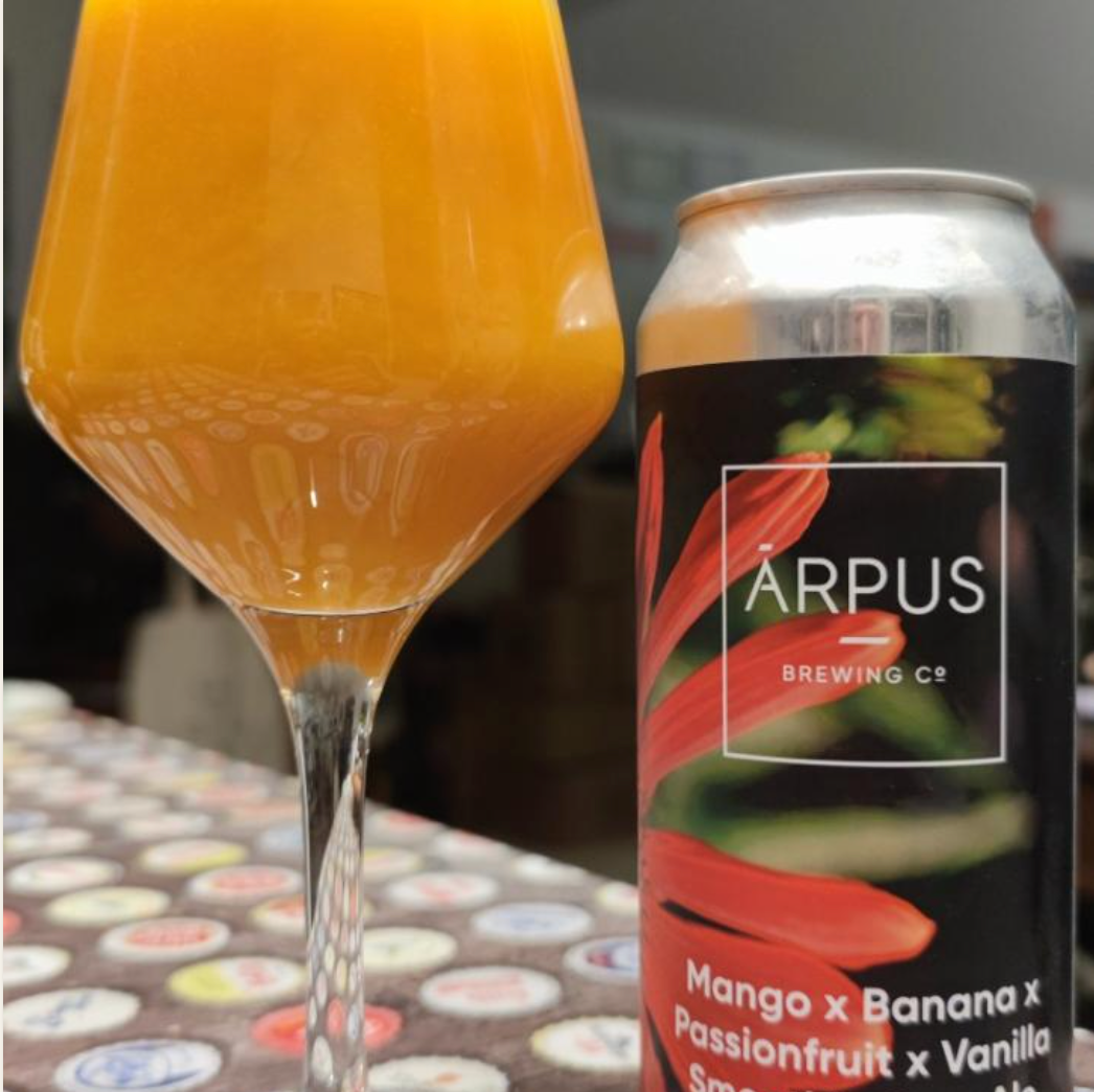 ÄRPÚS Brewing Co – Mango x Banana x Passionfruit x Vanilla Smoothie Sour Ale
ABV: 4,5 % | Stil: Smoothie sour ale | Untappd: 4,29

En cremet, frugtrig og balanceret smoothie sour, hvor tropiske frugter og vanilje smelter sammen til en rund og aromatisk oplevelse.