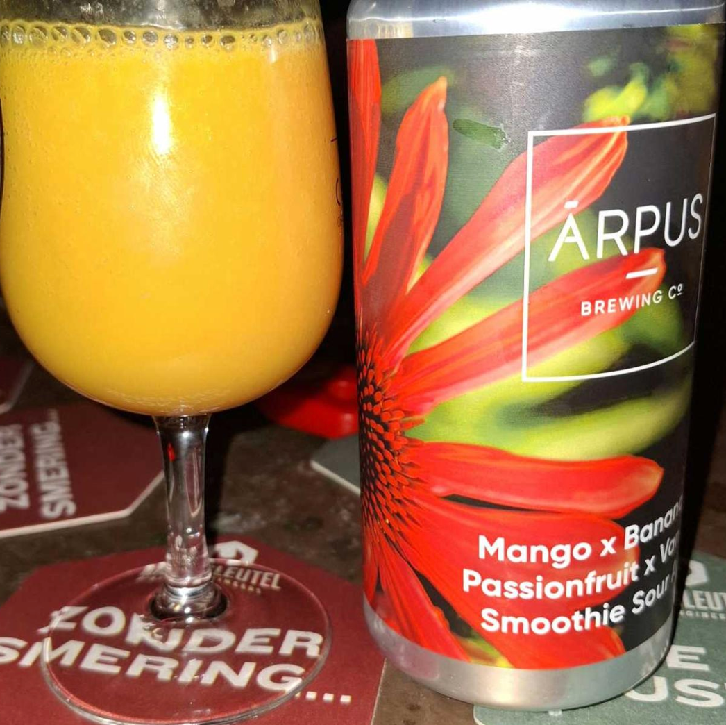 ÄRPÚS Brewing Co – Mango x Banana x Passionfruit x Vanilla Smoothie Sour Ale
ABV: 4,5 % | Stil: Smoothie sour ale | Untappd: 4,29

En cremet, frugtrig og balanceret smoothie sour, hvor tropiske frugter og vanilje smelter sammen til en rund og aromatisk oplevelse.