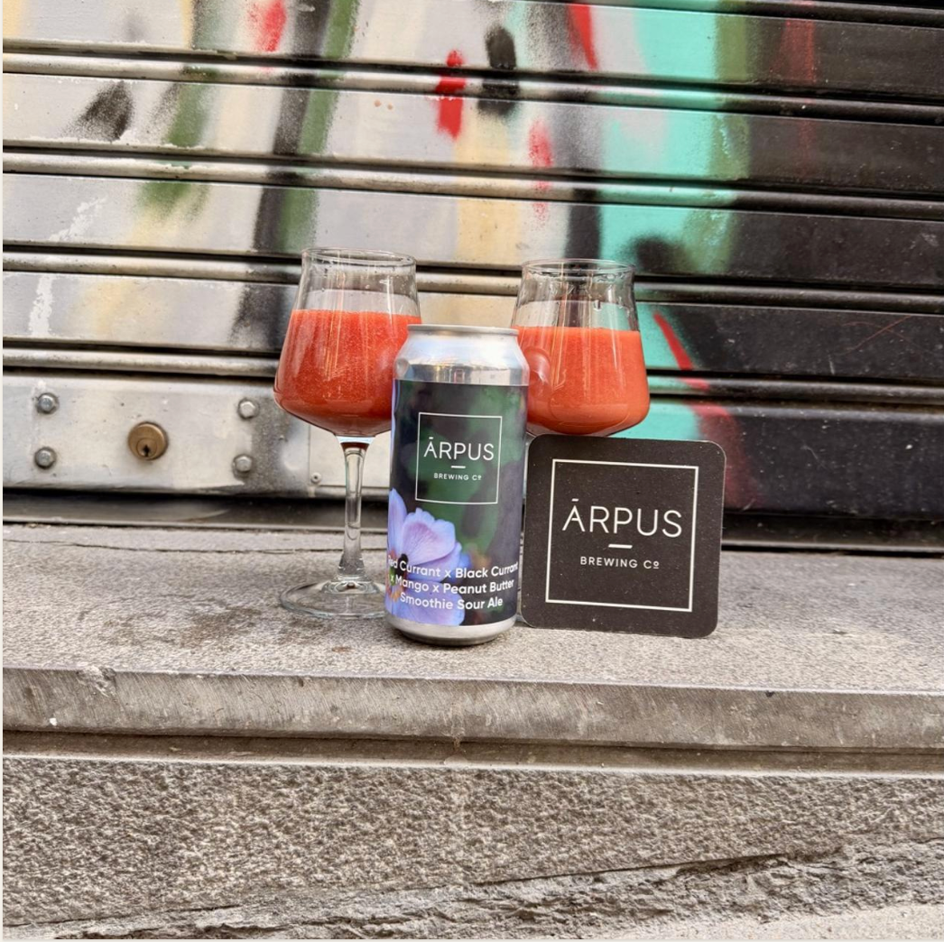 ÄRPÚS Brewing Co – Red Currant x Black Currant x Mango x Peanut Butter Smoothie Sour Ale
ABV: 4,5 % | Stil: Smoothie sour ale | Untappd: 4,24

En kreativ og frugtrig smoothie sour, hvor bær, mango og et twist af peanut butter skaber en blød, aromatisk og lidt anderledes smagsoplevelse.