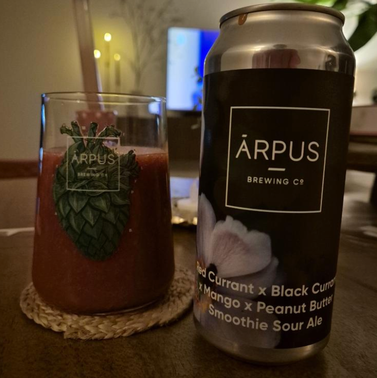 ÄRPÚS Brewing Co – Red Currant x Black Currant x Mango x Peanut Butter Smoothie Sour Ale
ABV: 4,5 % | Stil: Smoothie sour ale | Untappd: 4,24

En kreativ og frugtrig smoothie sour, hvor bær, mango og et twist af peanut butter skaber en blød, aromatisk og lidt anderledes smagsoplevelse.