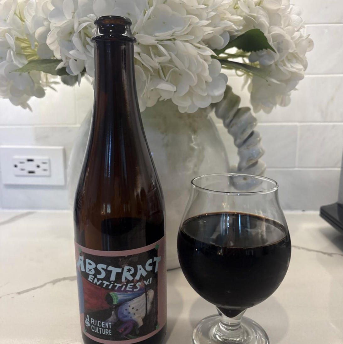 Resident Culture – Abstract Entities V.1

ABV: 13,3 % | Stil: Bourbon Barrel Aged Imperial Pastry Stout | Untappd: 4,37

En tung og kompleks barrel-aged stout fra Resident Culture Brewing. Øllen er et blend af 24–28 måneder bourbonfadlagret imperial stout, som derefter er konditioneret på blåbær, ristede mandler og ugandisk vanilje.