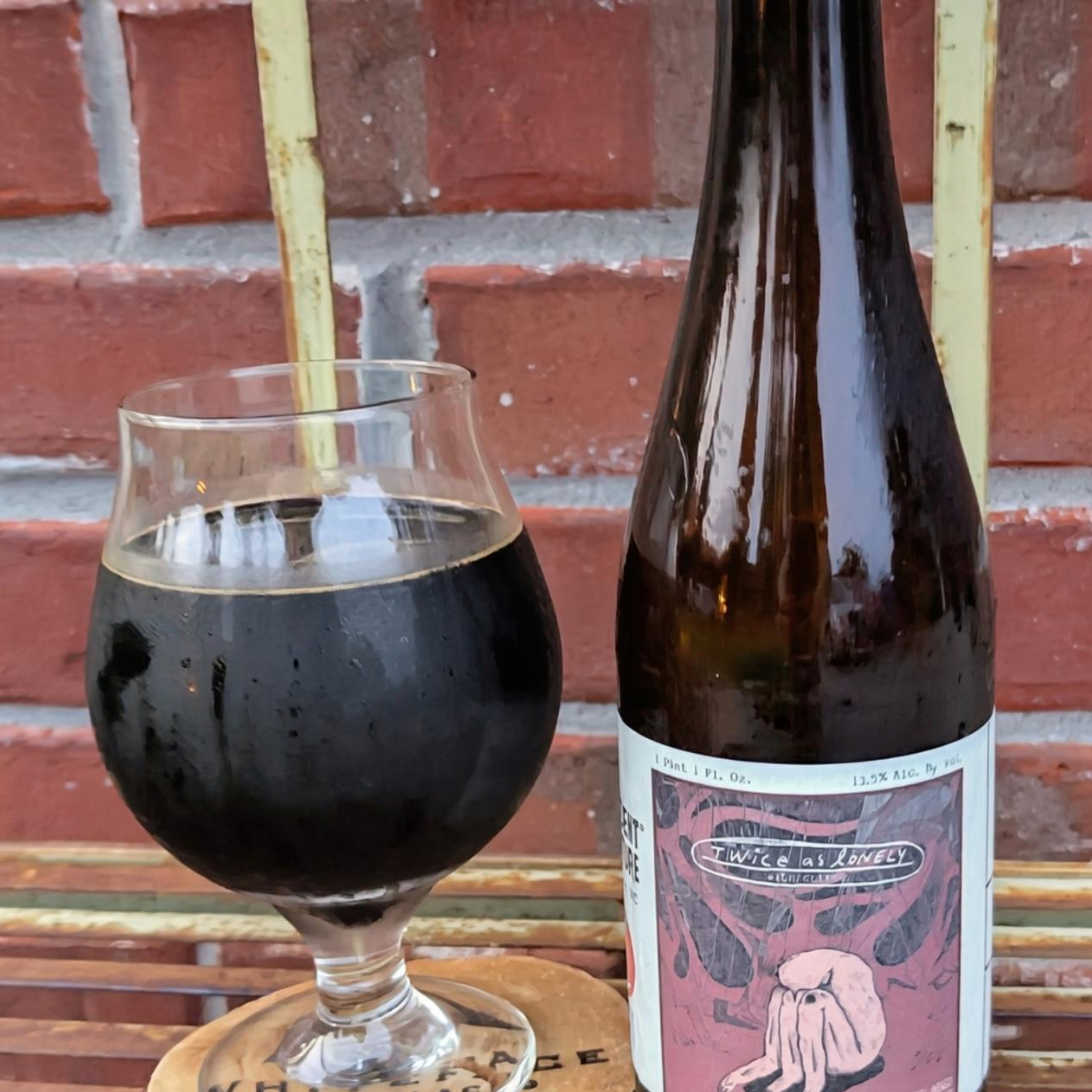 Resident Culture – BBA Twice As Lonely with Coffee (2025)

ABV: 13,5 % | Stil: Bourbon Barrel Aged Imperial Pastry Stout | Untappd: 4,36

En ekstrem dessert-stout fra Resident Culture Brewing. 2025-versionen er et blend af 19–31 måneder bourbonfadlagret imperial stout, som derefter er konditioneret på store mængder ristet kokos, cacao nibs og Little Waves Royal 7 kaffe.