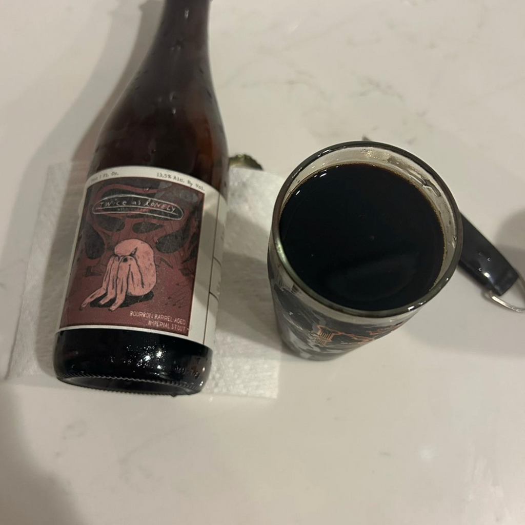 Resident Culture – BBA Twice As Lonely with Coffee (2025)

ABV: 13,5 % | Stil: Bourbon Barrel Aged Imperial Pastry Stout | Untappd: 4,36

En ekstrem dessert-stout fra Resident Culture Brewing. 2025-versionen er et blend af 19–31 måneder bourbonfadlagret imperial stout, som derefter er konditioneret på store mængder ristet kokos, cacao nibs og Little Waves Royal 7 kaffe.