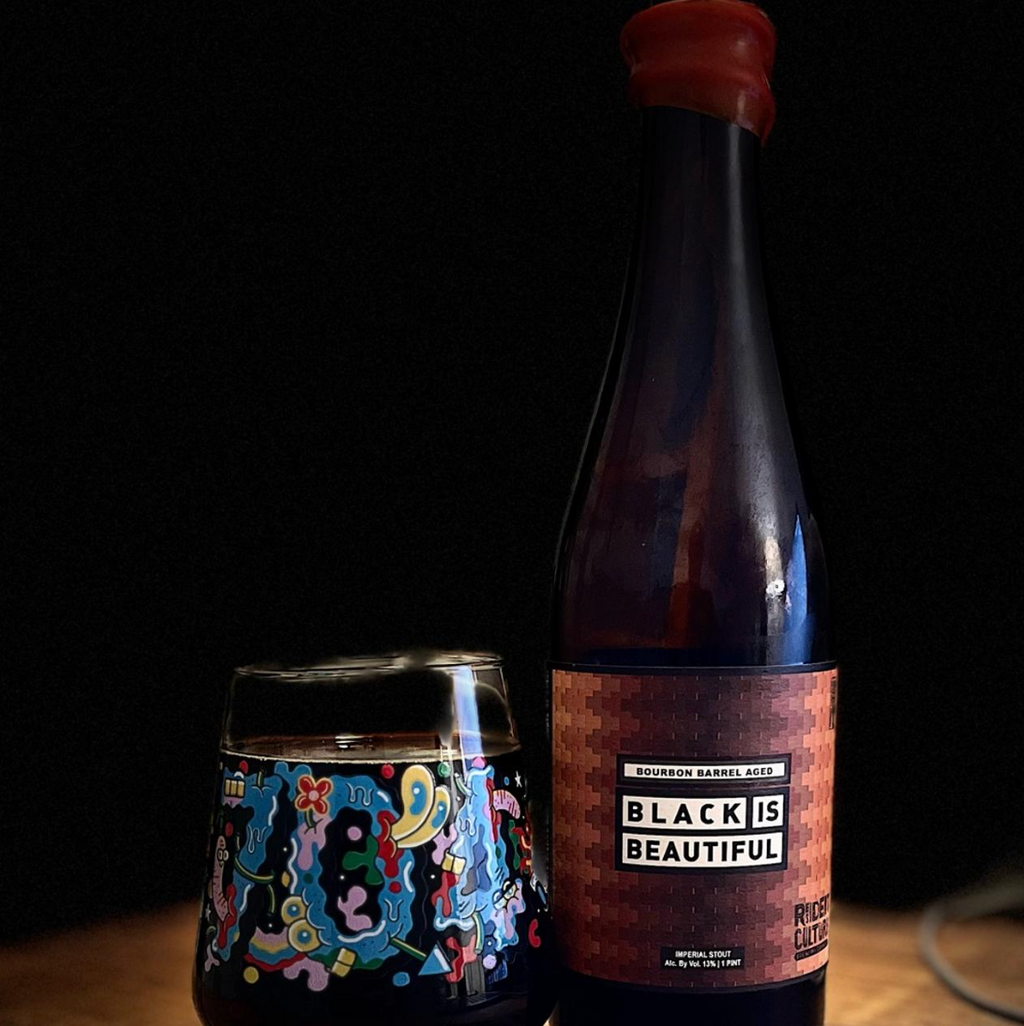 Resident Culture – Black Is Beautiful BBA

ABV: 13,0 % | Stil: Bourbon Barrel Aged Imperial Stout | Untappd: 4,20

En kraftig barrel-aged imperial stout fra Resident Culture Brewing, brygget som en del af det internationale Black Is Beautiful-projekt, der startede hos Weathered Souls Brewing for at støtte social retfærdighed og inklusion i craft beer-miljøet. 