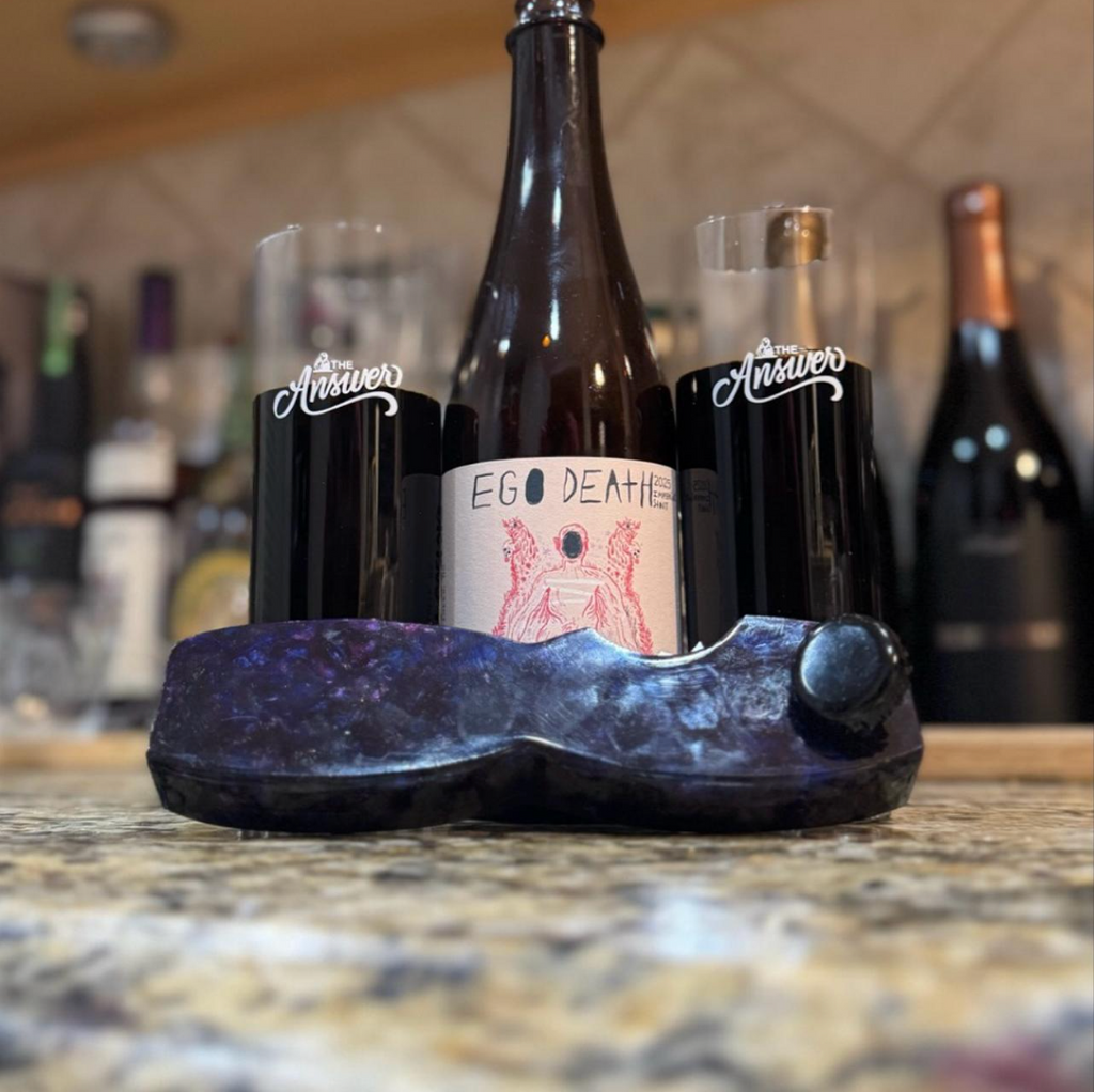 Resident Culture – Bourbon Barrel Aged Ego Death (2025)

ABV: 12,5 % | Stil: Bourbon Barrel Aged Imperial Pastry Stout | Untappd: 4,34

En massiv barrel-aged pastry stout fra Resident Culture Brewing. 2025-versionen er et blend af imperial stouts lagret i Yellowstone og Buffalo Trace bourbonfade i omkring 28–30 måneder, hvilket giver dyb kompleksitet og tydelig fadkarakter.