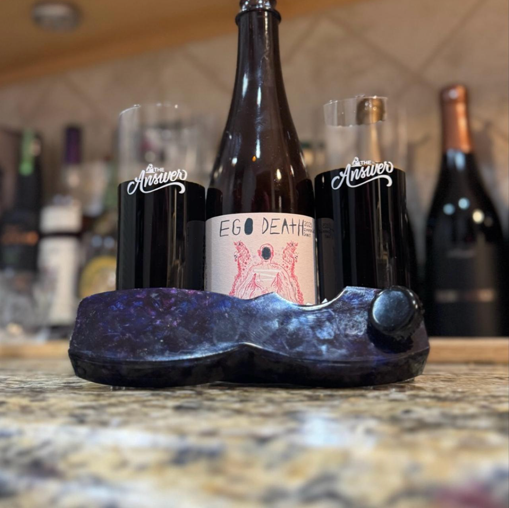 Resident Culture – Bourbon Barrel Aged Ego Death (2025)

ABV: 12,5 % | Stil: Bourbon Barrel Aged Imperial Pastry Stout | Untappd: 4,34

En massiv barrel-aged pastry stout fra Resident Culture Brewing. 2025-versionen er et blend af imperial stouts lagret i Yellowstone og Buffalo Trace bourbonfade i omkring 28–30 måneder, hvilket giver dyb kompleksitet og tydelig fadkarakter.