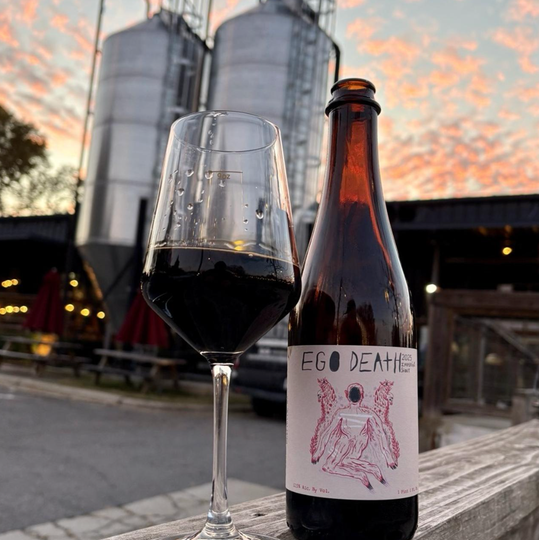 Resident Culture – Bourbon Barrel Aged Ego Death (2025)

ABV: 12,5 % | Stil: Bourbon Barrel Aged Imperial Pastry Stout | Untappd: 4,34

En massiv barrel-aged pastry stout fra Resident Culture Brewing. 2025-versionen er et blend af imperial stouts lagret i Yellowstone og Buffalo Trace bourbonfade i omkring 28–30 måneder, hvilket giver dyb kompleksitet og tydelig fadkarakter.