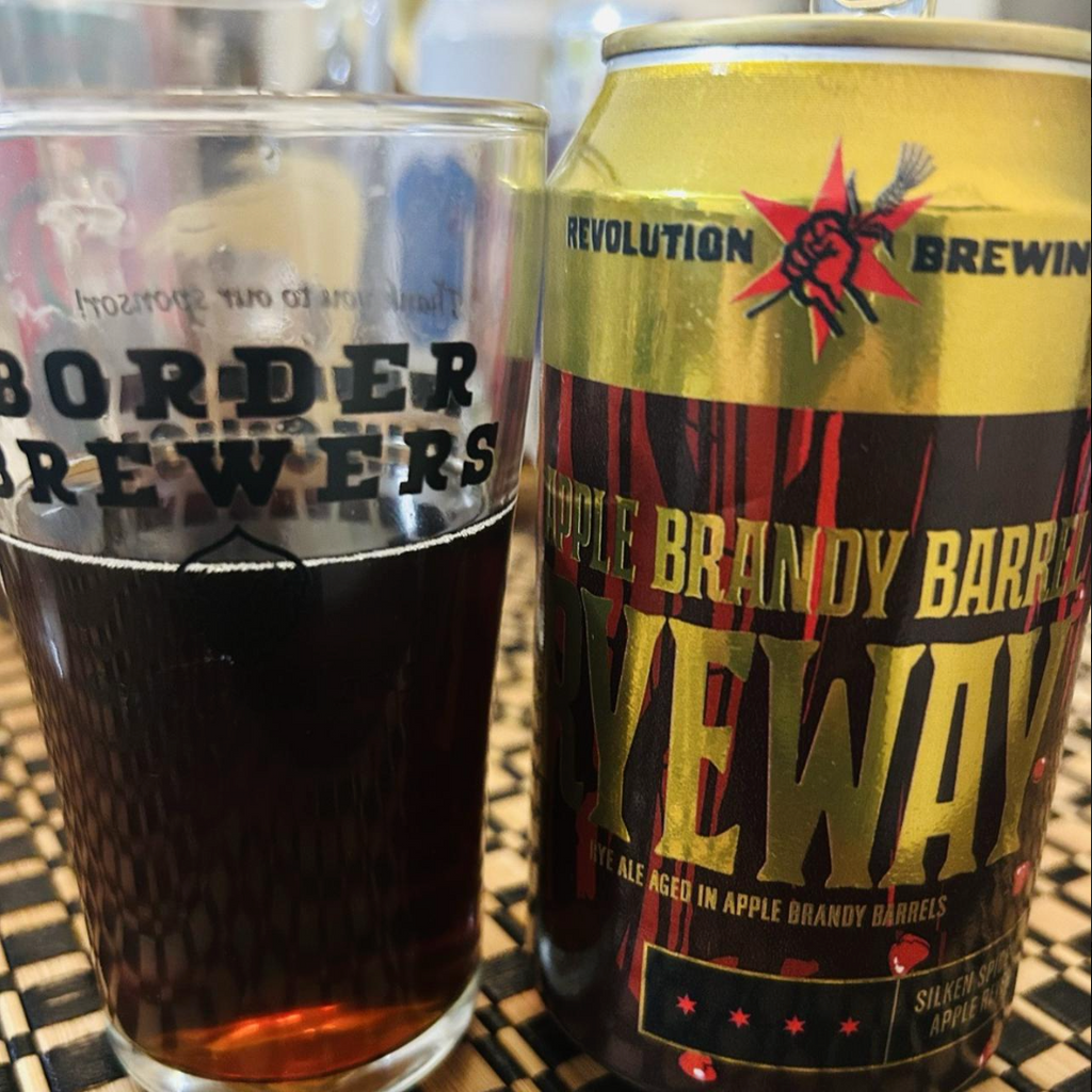 Revolution Brewing – Apple Brandy Barrel Ryeway (2025)

ABV: 15,8 % | Stil: Barrel-Aged Rye Wine | Untappd: 4,41

Apple Brandy Barrel Ryeway (2025) er en imponerende fadlagret Rye Wine fra amerikanske Revolution Brewing i Chicago. En kraftfuld udgave af bryggeriets populære Ryeway to Heaven, hvor traditionelle bourbon- og whiskeyfade er skiftet ud med amerikanske egetræsfade, der tidligere har indeholdt æblebrandy.

Med hele 15,8 % alkohol får du en intens og kompleks øl, hvor rig maltsødme møder frugtige f