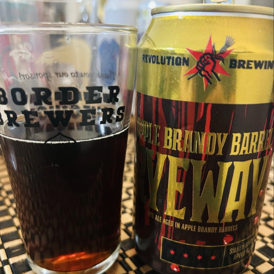 Revolution Brewing – Apple Brandy Barrel Ryeway (2025)

ABV: 15,8 % | Stil: Barrel-Aged Rye Wine | Untappd: 4,41

Apple Brandy Barrel Ryeway (2025) er en imponerende fadlagret Rye Wine fra amerikanske Revolution Brewing i Chicago. En kraftfuld udgave af bryggeriets populære Ryeway to Heaven, hvor traditionelle bourbon- og whiskeyfade er skiftet ud med amerikanske egetræsfade, der tidligere har indeholdt æblebrandy.

Med hele 15,8 % alkohol får du en intens og kompleks øl, hvor rig maltsødme møder frugtige f