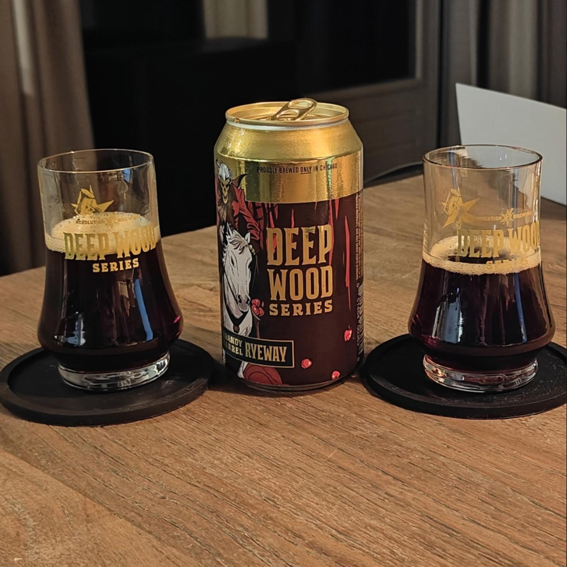 Revolution Brewing – Apple Brandy Barrel Ryeway (2025)

ABV: 15,8 % | Stil: Barrel-Aged Rye Wine | Untappd: 4,41

Apple Brandy Barrel Ryeway (2025) er en imponerende fadlagret Rye Wine fra amerikanske Revolution Brewing i Chicago. En kraftfuld udgave af bryggeriets populære Ryeway to Heaven, hvor traditionelle bourbon- og whiskeyfade er skiftet ud med amerikanske egetræsfade, der tidligere har indeholdt æblebrandy.

Med hele 15,8 % alkohol får du en intens og kompleks øl, hvor rig maltsødme møder frugtige f