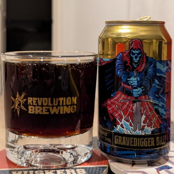 Revolution Brewing – Gravedigger Billy (2025)
ABV: 13,5 % | Stil: Bourbon Barrel Aged Scotch Ale / Wee Heavy | Untappd: 4,25

En tung og maltfokuseret barrel-aged Scotch Ale fra Revolution Brewing. Øllen er lagret på bourbonfade og bygger på en klassisk Wee Heavy-base med dyb karamelmalt, mørk frugt og varme fadnoter.