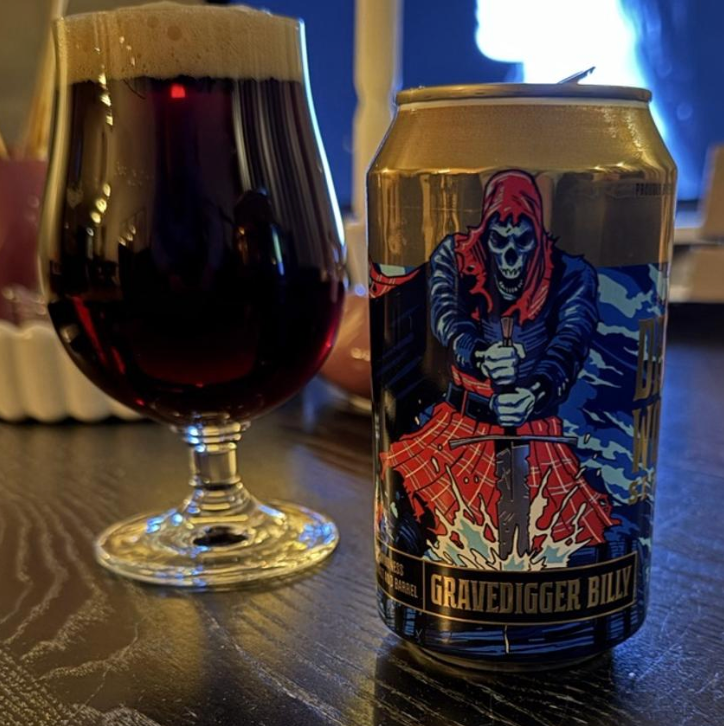 Revolution Brewing – Gravedigger Billy (2025)
ABV: 13,5 % | Stil: Bourbon Barrel Aged Scotch Ale / Wee Heavy | Untappd: 4,25

En tung og maltfokuseret barrel-aged Scotch Ale fra Revolution Brewing. Øllen er lagret på bourbonfade og bygger på en klassisk Wee Heavy-base med dyb karamelmalt, mørk frugt og varme fadnoter.