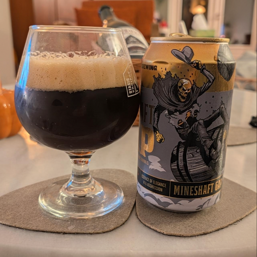 Revolution Brewing – Mineshaft Gap (2026)

ABV: 12,8 % | Stil: Cognac Barrel-Aged English Barleywine | Untappd: 4,30

Mineshaft Gap (2026) er en kraftfuld og elegant fadlagret Barleywine fra amerikanske Revolution Brewing i Chicago. Øllen er en del af bryggeriets anerkendte Institutionalized-serie og har tilbragt 12 måneder på cognacfade.

Med sine 12,8 % får du en kompleks og varmende Barleywine, hvor dyb maltsødme møder den raffinerede karakter fra franske egetræsfade.