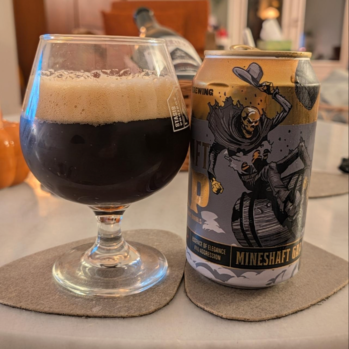 Revolution Brewing – Mineshaft Gap (2026)

ABV: 12,8 % | Stil: Cognac Barrel-Aged English Barleywine | Untappd: 4,30

Mineshaft Gap (2026) er en kraftfuld og elegant fadlagret Barleywine fra amerikanske Revolution Brewing i Chicago. Øllen er en del af bryggeriets anerkendte Institutionalized-serie og har tilbragt 12 måneder på cognacfade.

Med sine 12,8 % får du en kompleks og varmende Barleywine, hvor dyb maltsødme møder den raffinerede karakter fra franske egetræsfade.
