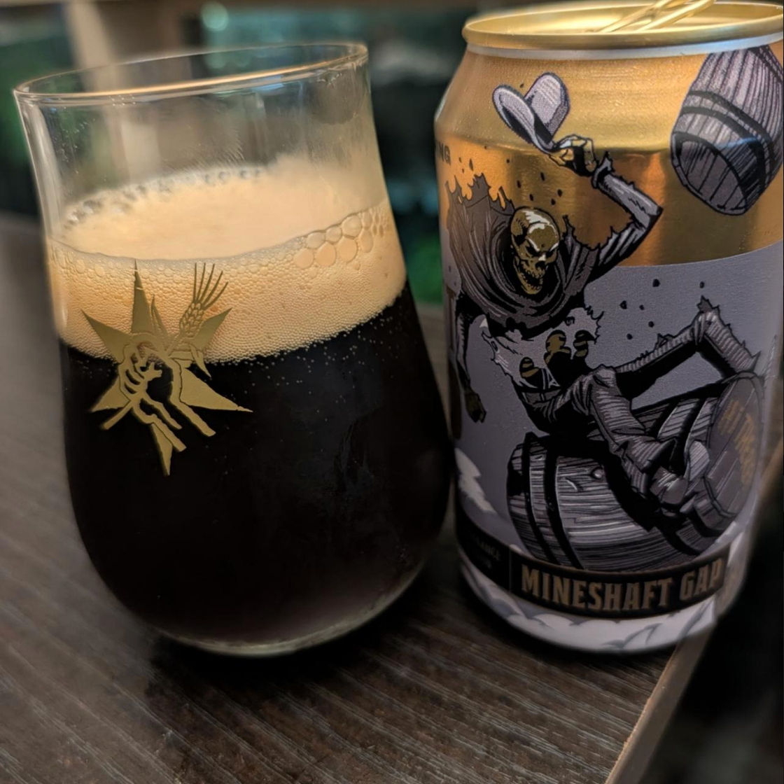 Revolution Brewing – Mineshaft Gap (2026)

ABV: 12,8 % | Stil: Cognac Barrel-Aged English Barleywine | Untappd: 4,30

Mineshaft Gap (2026) er en kraftfuld og elegant fadlagret Barleywine fra amerikanske Revolution Brewing i Chicago. Øllen er en del af bryggeriets anerkendte Institutionalized-serie og har tilbragt 12 måneder på cognacfade.

Med sine 12,8 % får du en kompleks og varmende Barleywine, hvor dyb maltsødme møder den raffinerede karakter fra franske egetræsfade.