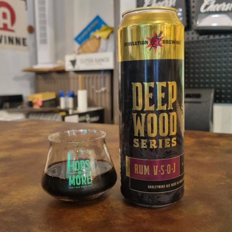 Revolution Brewing – Rum V.S.O.J. Money Barrel (2025)

ABV: 13,5 % | Stil: English Barleywine | Untappd: 4,59

Rum V.S.O.J. Money Barrel (2025) er en eksklusiv "Money Barrel"-udgave fra Revolution Brewings legendariske Deep Wood-serie. Denne English Barleywine er lagret på romfade og har efterfølgende fået en dobbelt dosis ildristet amerikansk eg, som løfter øllen til et nyt niveau af kompleksitet. Resultatet er en silkeblød barleywine med enorme lag af vanilje, karamel, rom og fadkarakter.