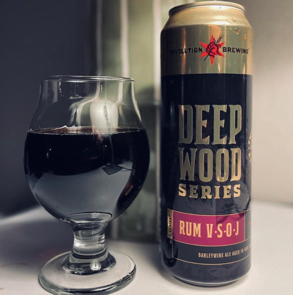 Revolution Brewing – Rum V.S.O.J. Money Barrel (2025)

ABV: 13,5 % | Stil: English Barleywine | Untappd: 4,59

Rum V.S.O.J. Money Barrel (2025) er en eksklusiv "Money Barrel"-udgave fra Revolution Brewings legendariske Deep Wood-serie. Denne English Barleywine er lagret på romfade og har efterfølgende fået en dobbelt dosis ildristet amerikansk eg, som løfter øllen til et nyt niveau af kompleksitet. Resultatet er en silkeblød barleywine med enorme lag af vanilje, karamel, rom og fadkarakter.